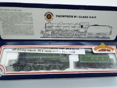 Bachmann Branch-Line - an OO gauge model locomotive and tender 4-6-0 op no 1123, LNER green livery,