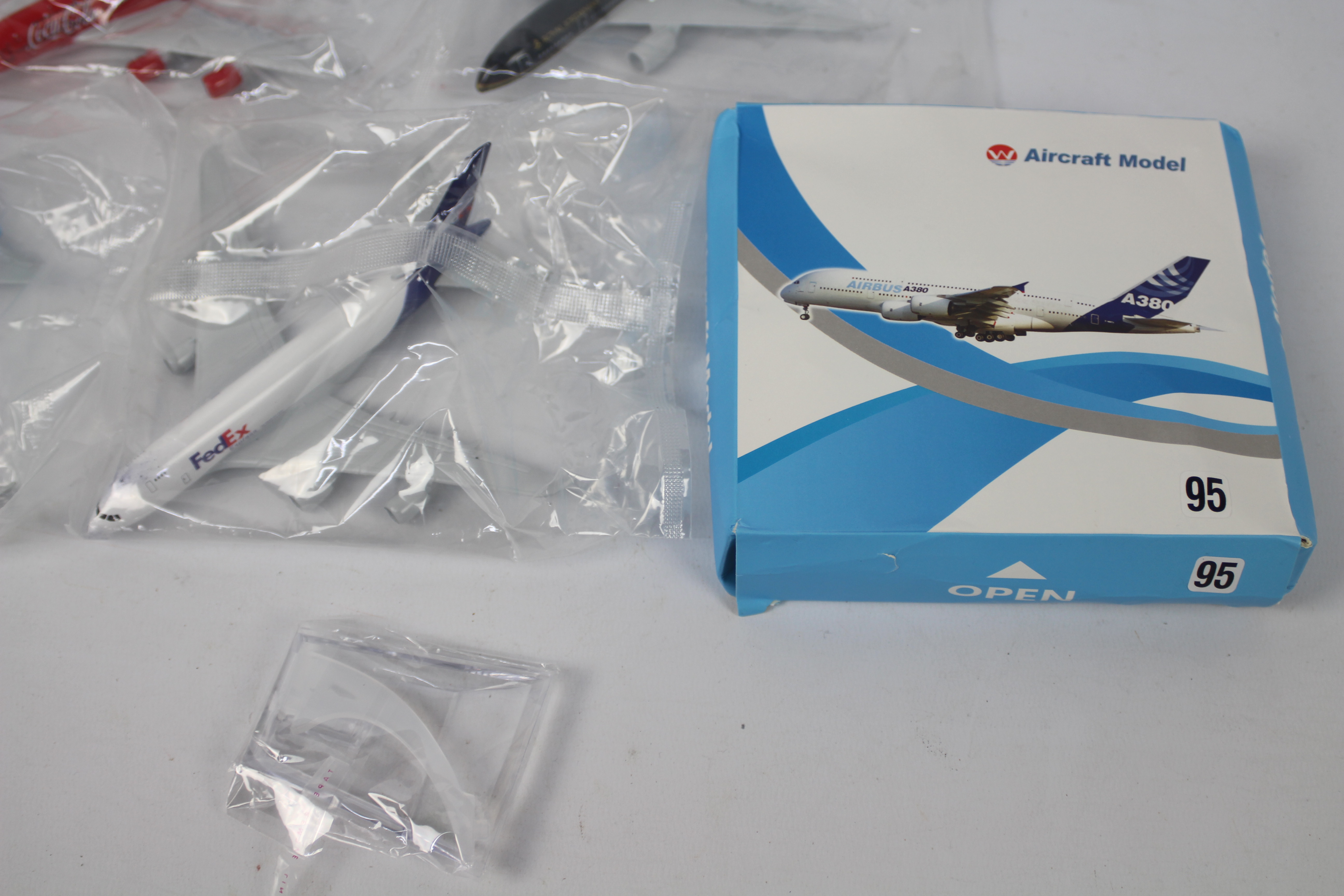 Wings World - W Aircraft Model - A collection of 5 boxed diecast 1:400 scale model aircraft in - Image 5 of 5