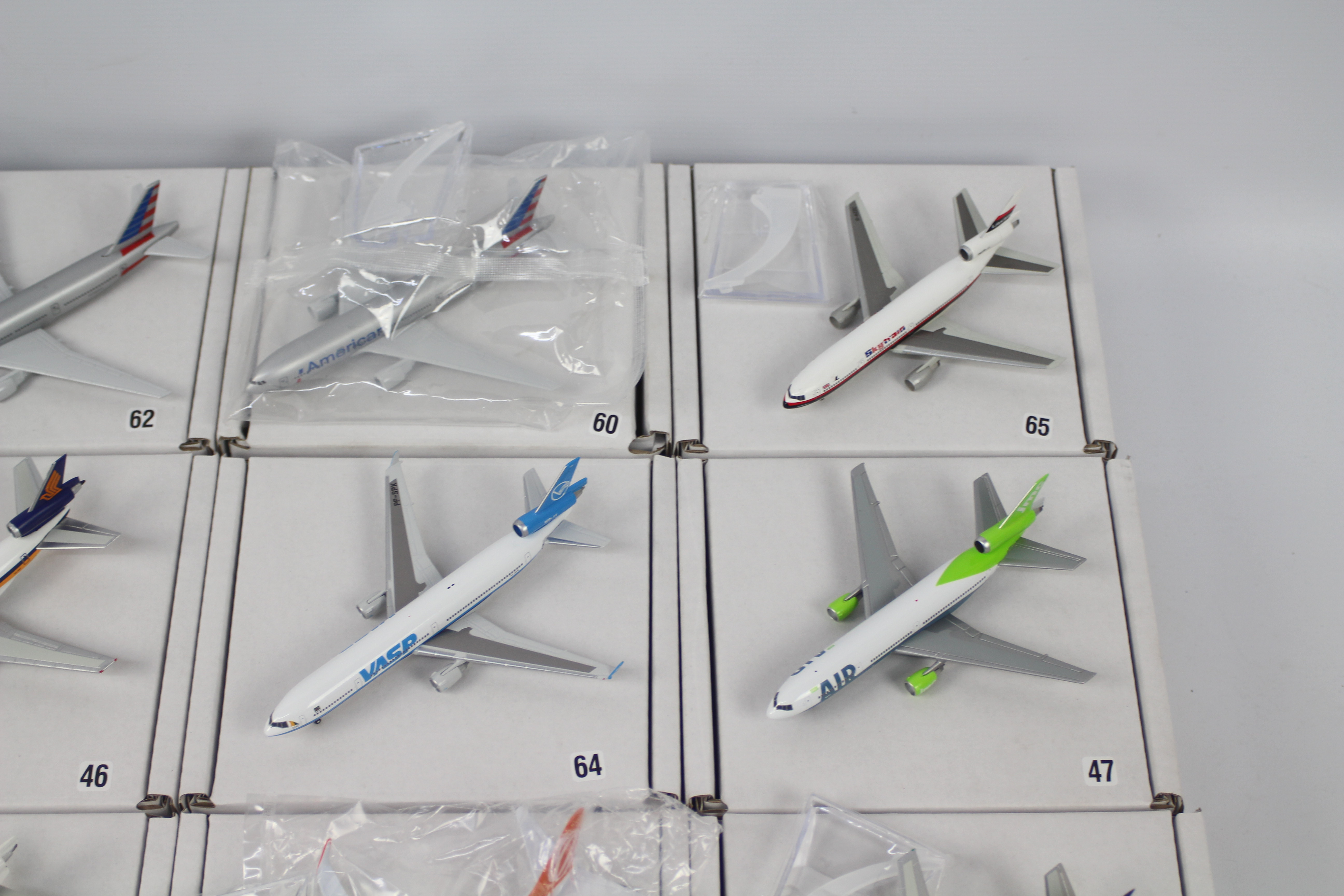 Gemini Jets and similar - A collection of 12 re-boxed diecast 1:400 scale model aircraft in various - Image 5 of 12