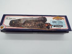 Bachmann Branch-Line - an OO gauge model Gresley V2 class steam locomotive and tender 2-6-2 op no