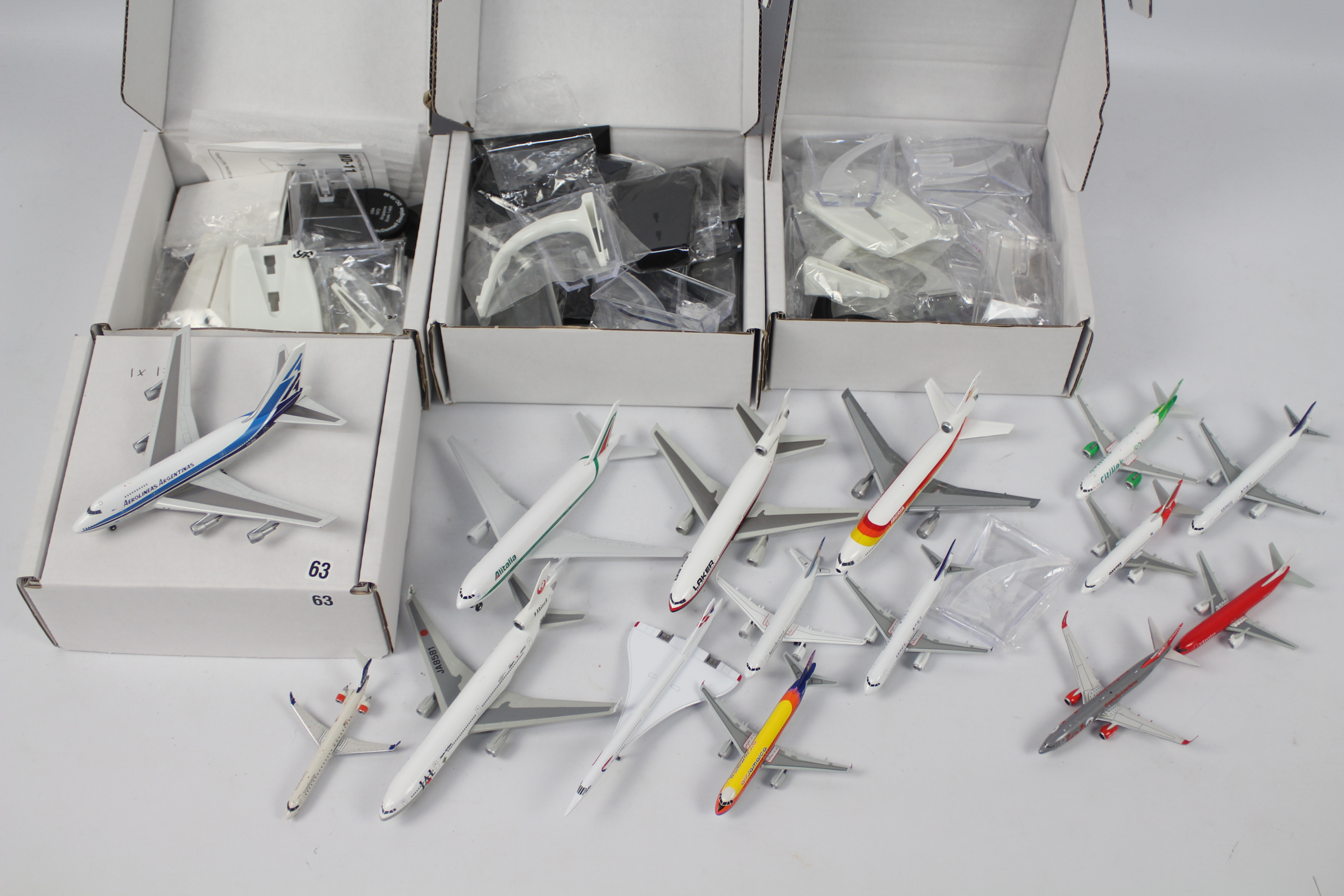 Gemini Jets and similar - A collection of spares and repairs 1:400 and 1:200 die cast model planes