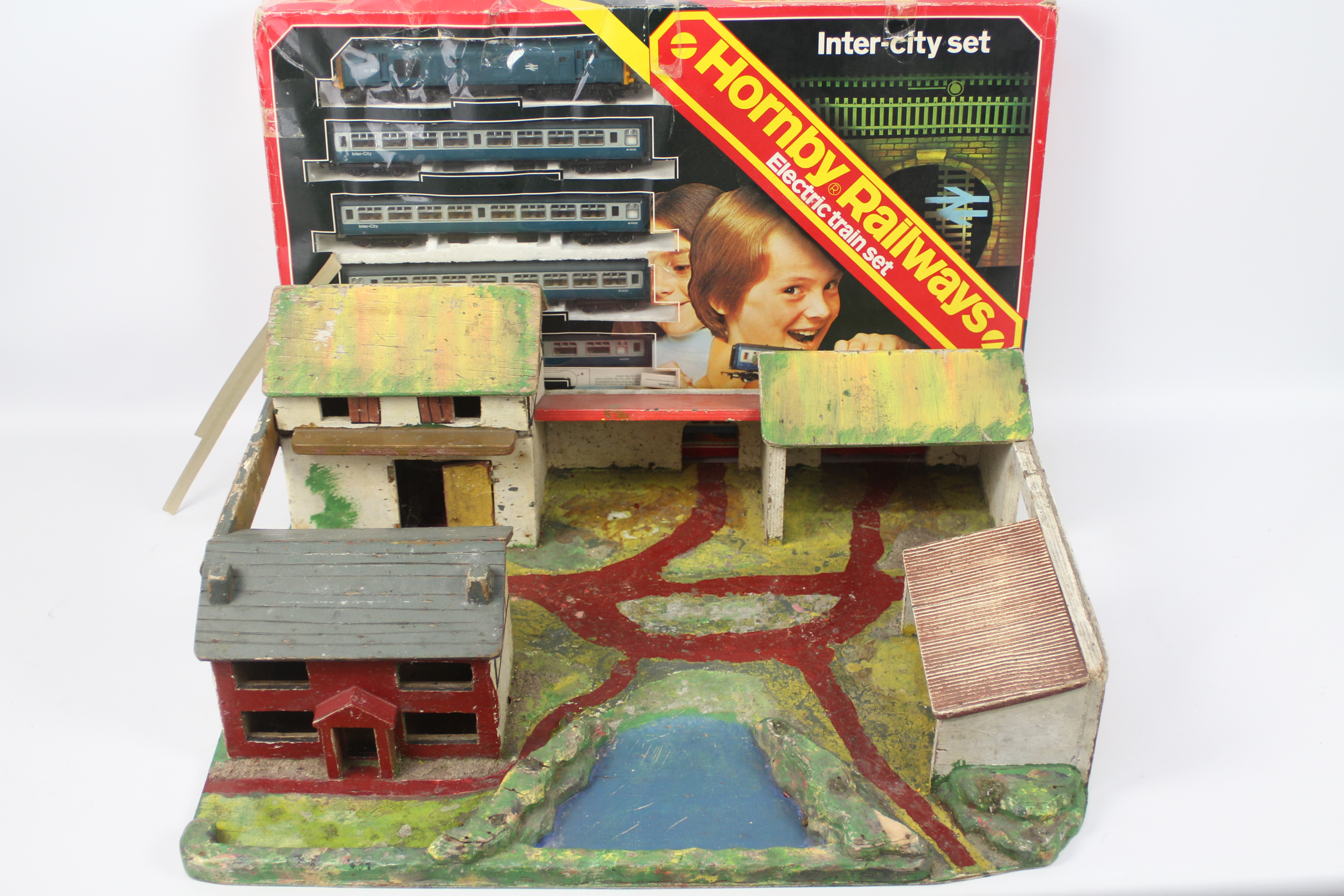 Hornby Railways - Inter-city set. Contains a Hornby Co-Co Diesel Engine 00 gauge Op.No. 37-130.