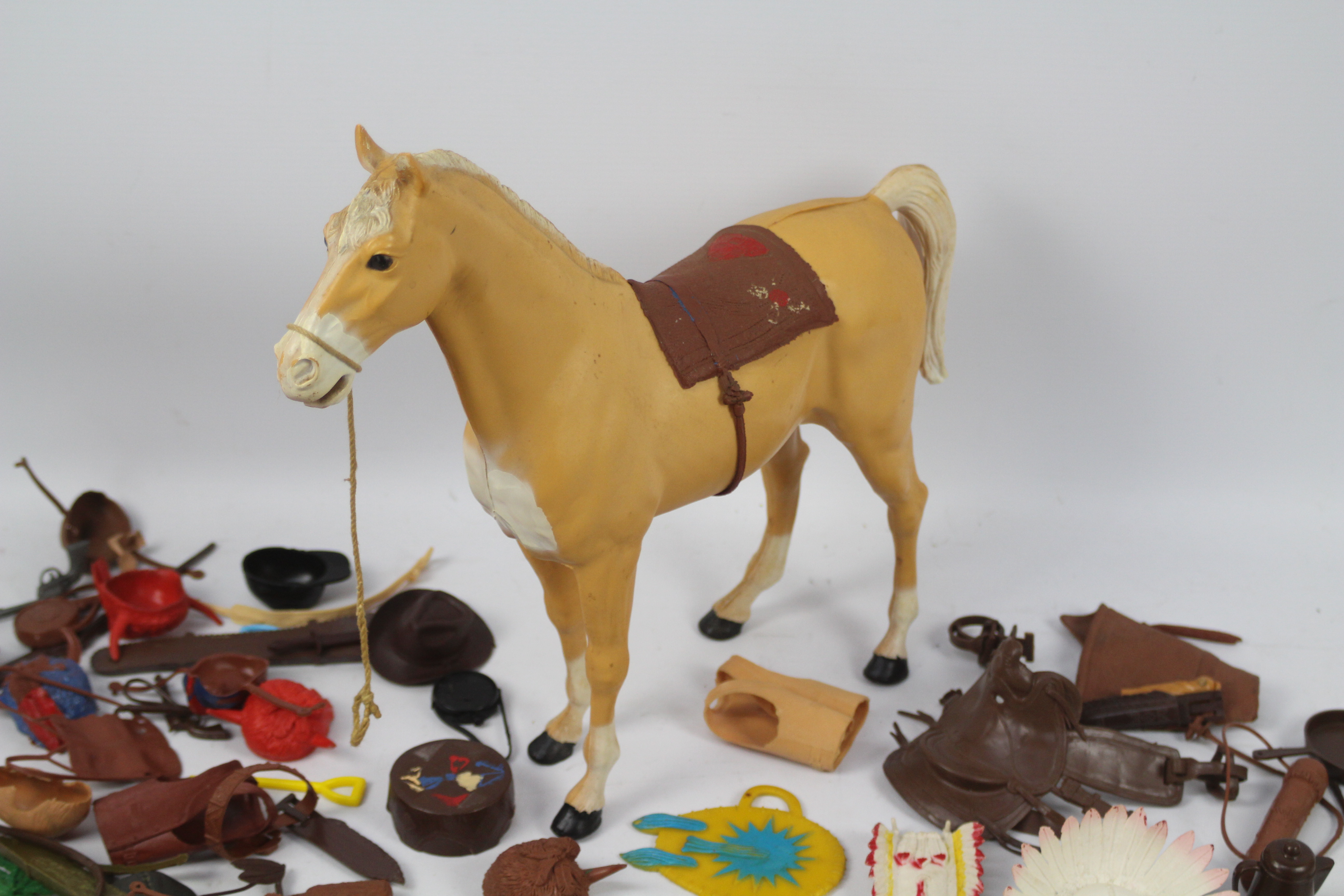 Marx - An unboxed Marx standing Palomino horse with an unboxed collection of Marx predominately - Image 2 of 6