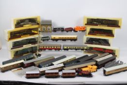 Hornby - Bachmann - Tyco - Airfix - Atlas Editions - An excess of 30 carriages and static