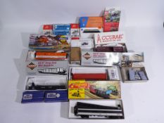 Hornby, Roco, Fleischmann, Airfix, Athearn, Proto 2000 Series, Other - 16 x boxed OO gauge,