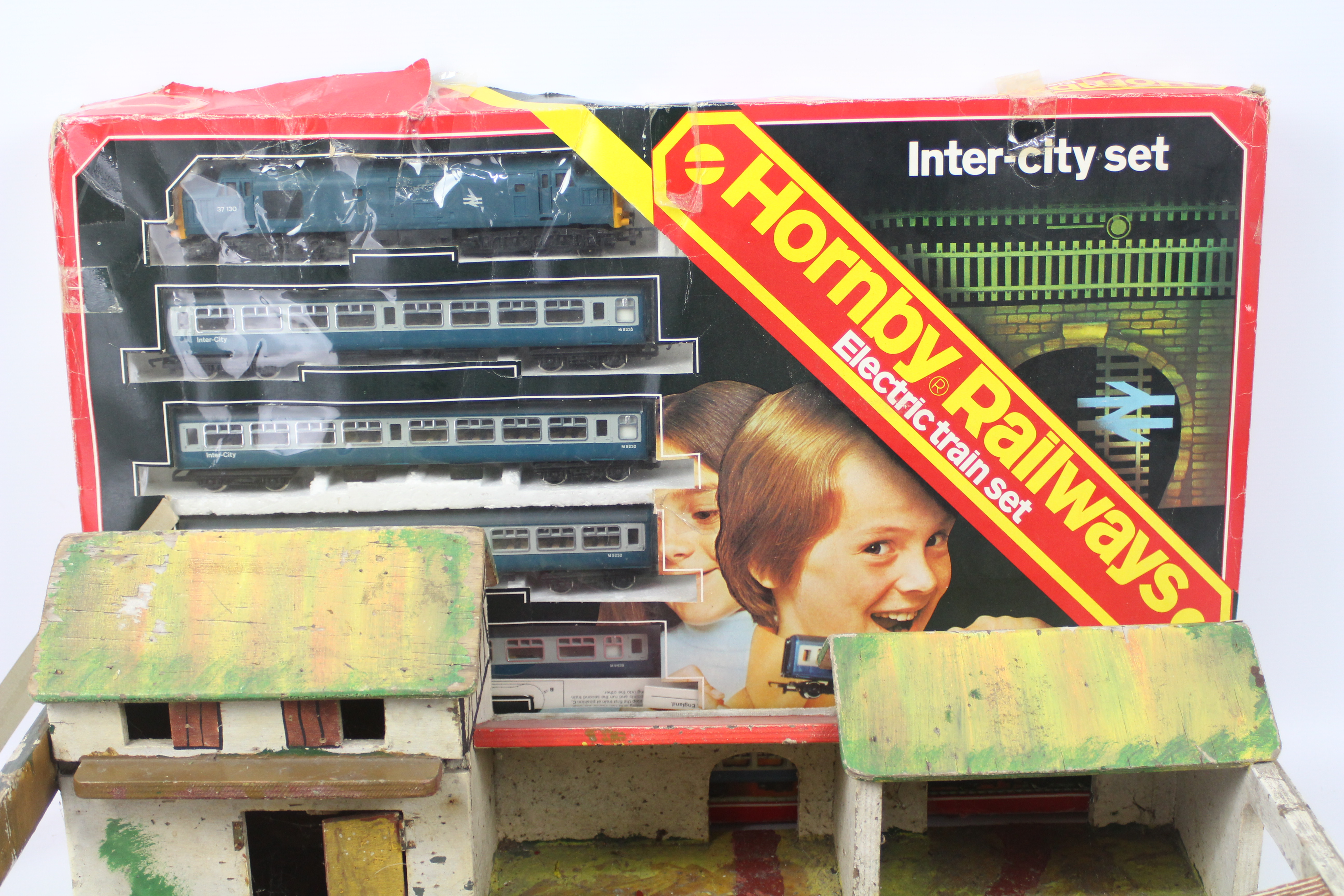 Hornby Railways - Inter-city set. Contains a Hornby Co-Co Diesel Engine 00 gauge Op.No. 37-130. - Image 3 of 3