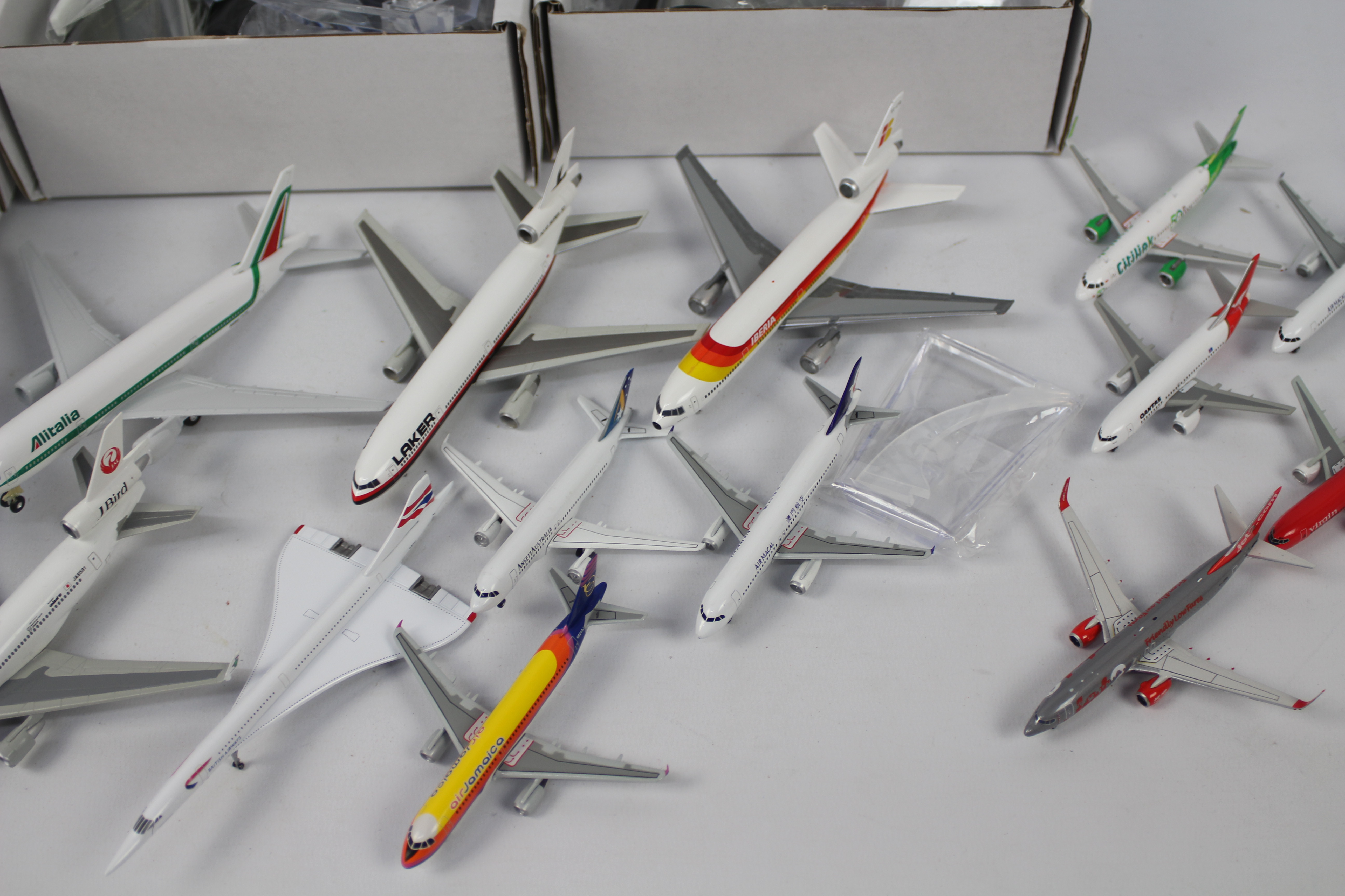 Gemini Jets and similar - A collection of spares and repairs 1:400 and 1:200 die cast model planes - Image 6 of 10