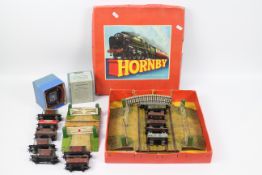 Hornby Train Goods Set No. 20 Gauge '0'. Item appears in playworn condition and in original box.