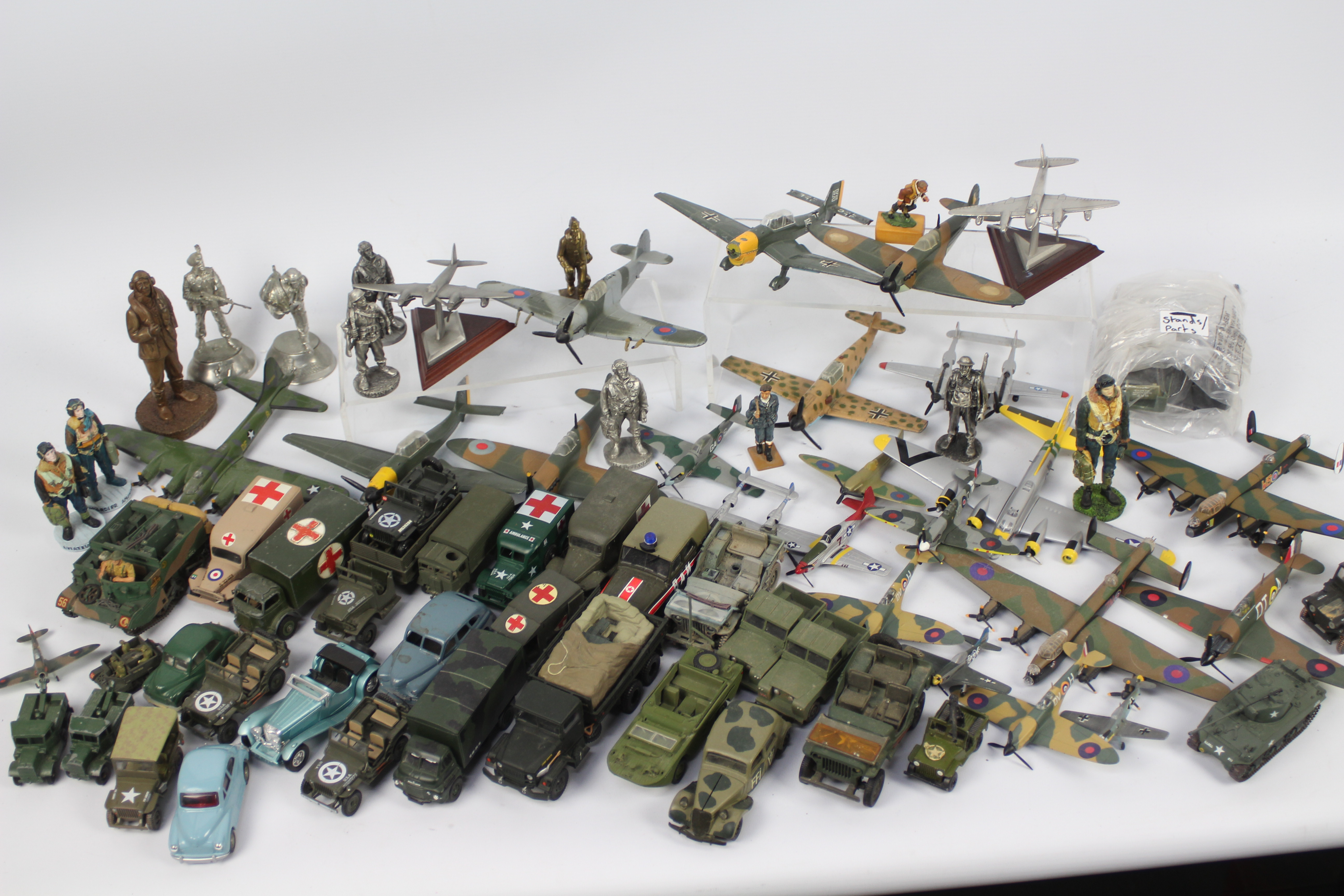 Dinky Toys - Victory - Corgi - Solido - In excess of 30 mixed die cast military vehicles and