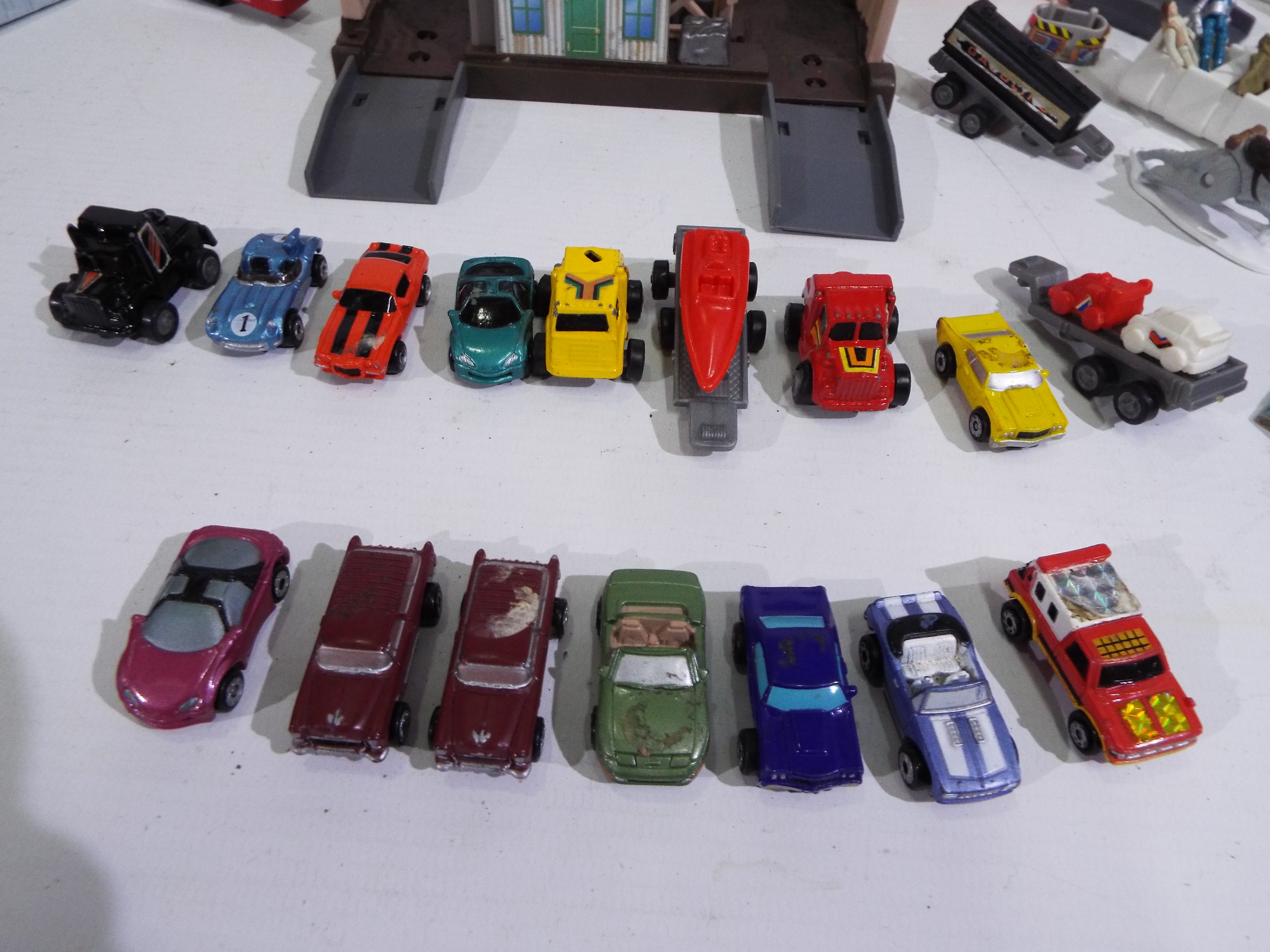 Matchbox, LGT - A mixed lot to include an unboxed Matchbox 'Spin Dry' car wash set with cars, - Image 2 of 5