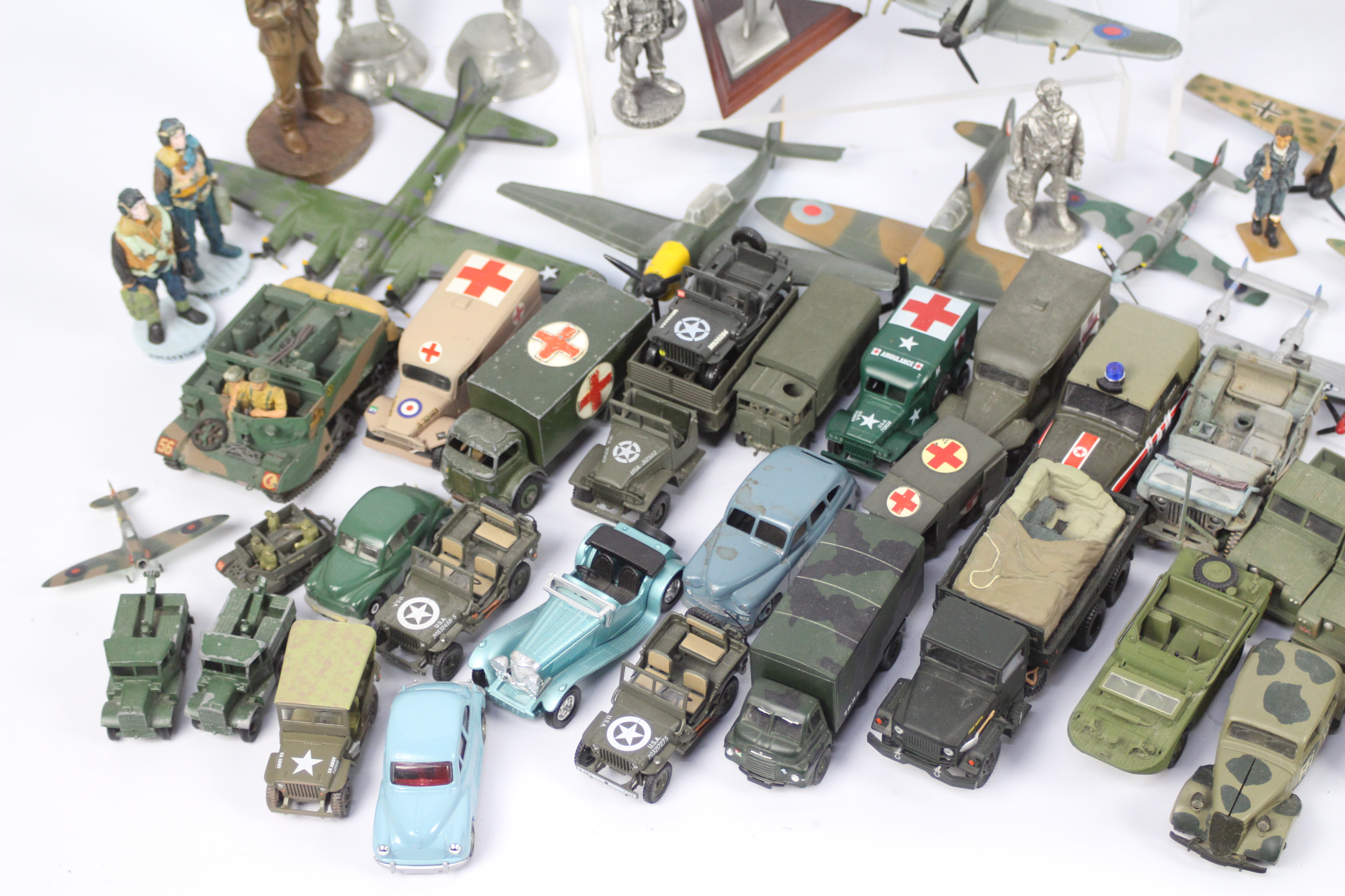 Dinky Toys - Victory - Corgi - Solido - In excess of 30 mixed die cast military vehicles and - Image 2 of 5