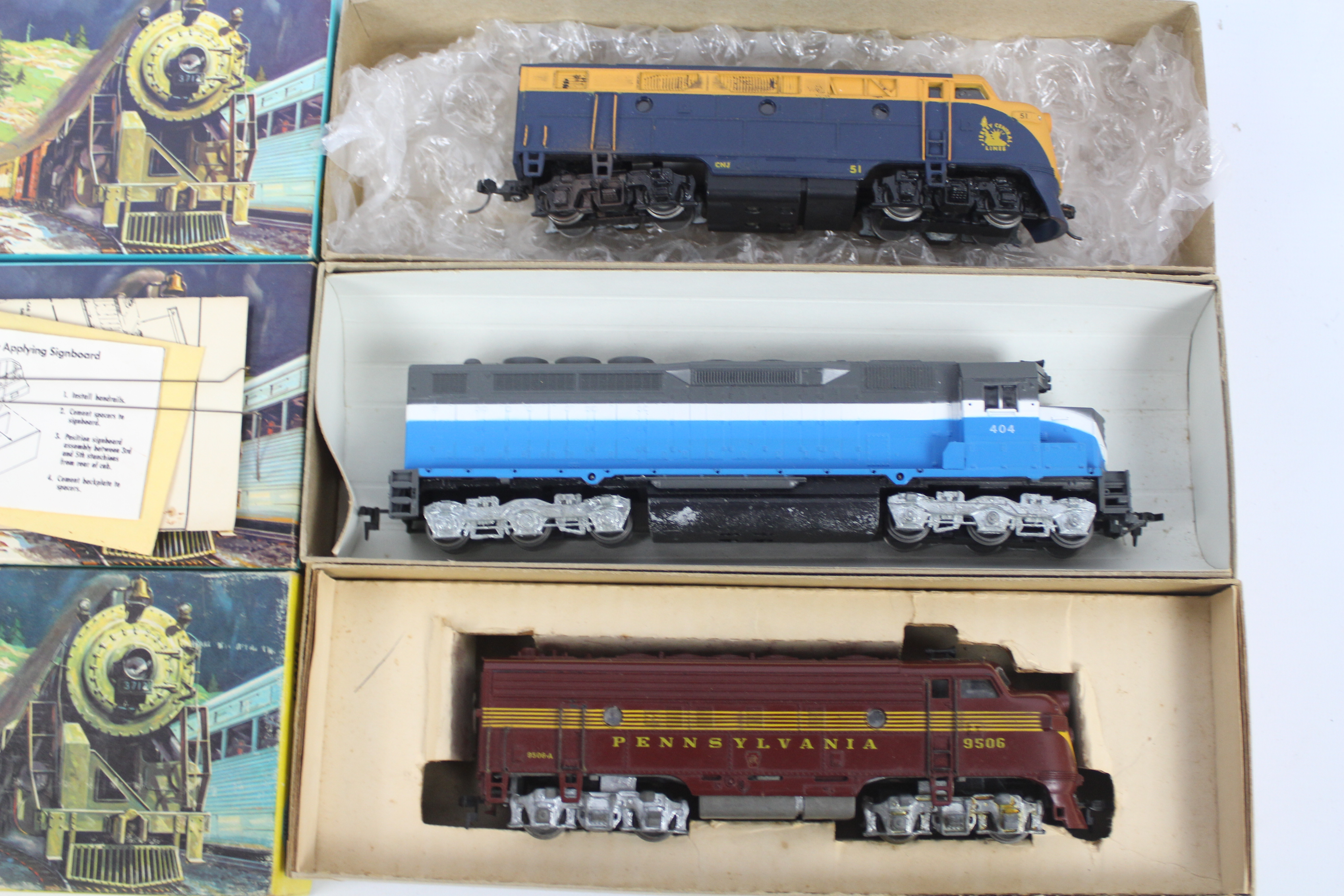 Athearn - 3 x boxed HO gauge locos, a GM EMD SDP-40 in Great Northern colours # 4105, - Image 2 of 2