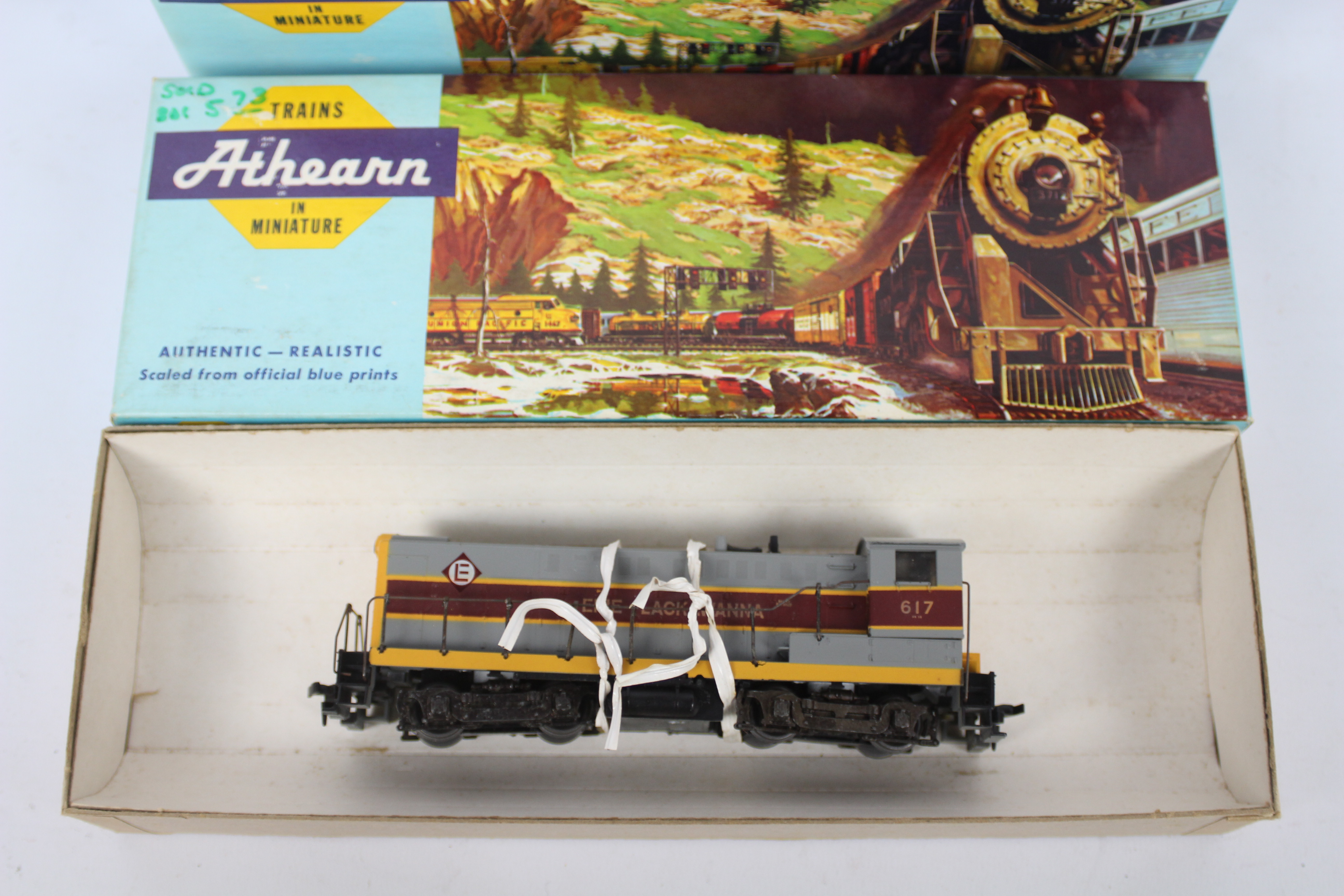 Athearn - Two boxed HO gauge American locomotives by Athearn. Lot consists of #3703 ST12-RTR Op.No. - Image 3 of 3