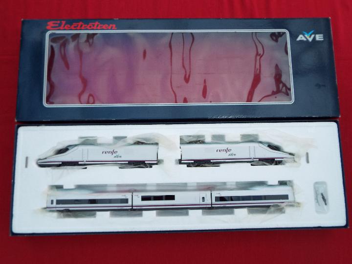 Electrotren - an HO scale model train set, Renfe Ave livery, five coaches including power car,