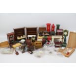 Miniature dolls house furniture and dolls - In excess of 20 miniature dolls house furniture to