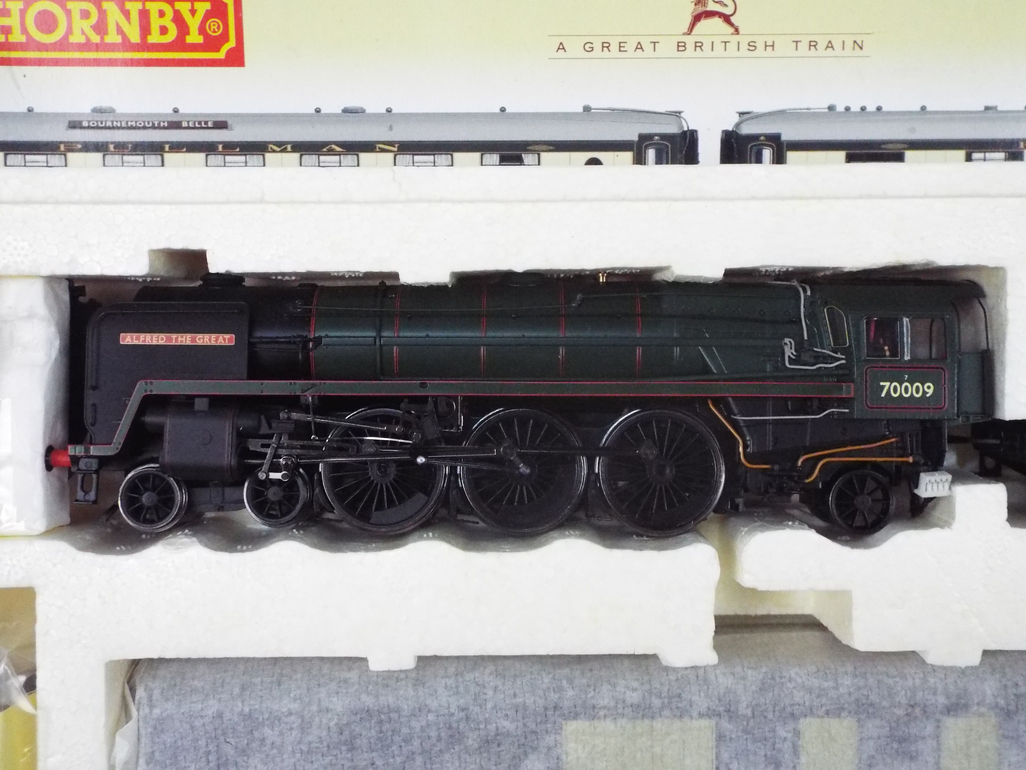 Hornby - an OO gauge boxed set, Bournemouth Belle, 4-6-2 'Alfred the Great' locomotive, - Image 4 of 8