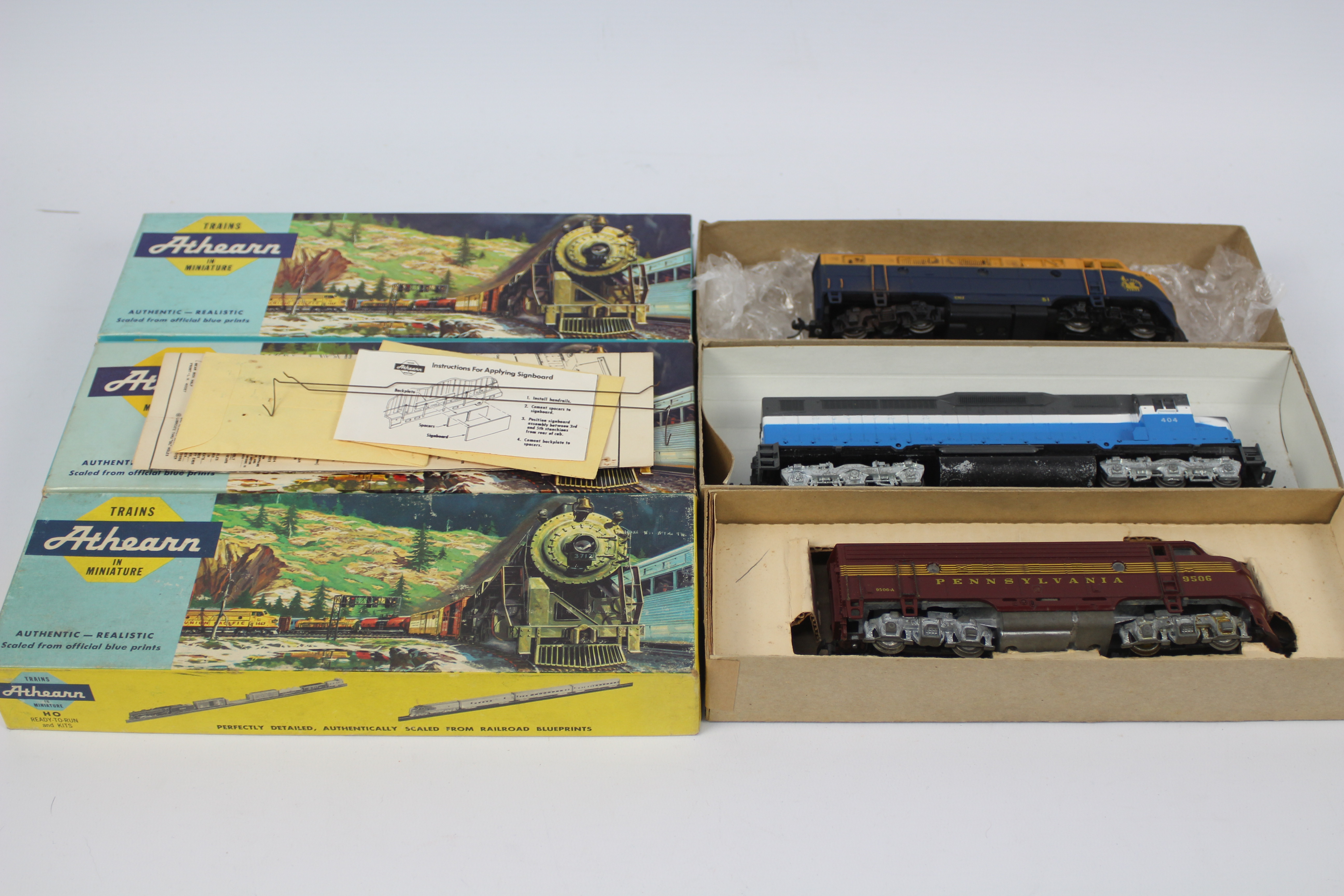 Athearn - 3 x boxed HO gauge locos, a GM EMD SDP-40 in Great Northern colours # 4105,