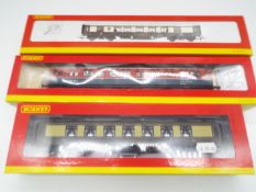 Hornby - three OO gauge passenger carriages, Pullman parlour car no 64 # R4484,