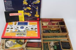 Meccano - A mixed lot of modern and vintage Meccano.