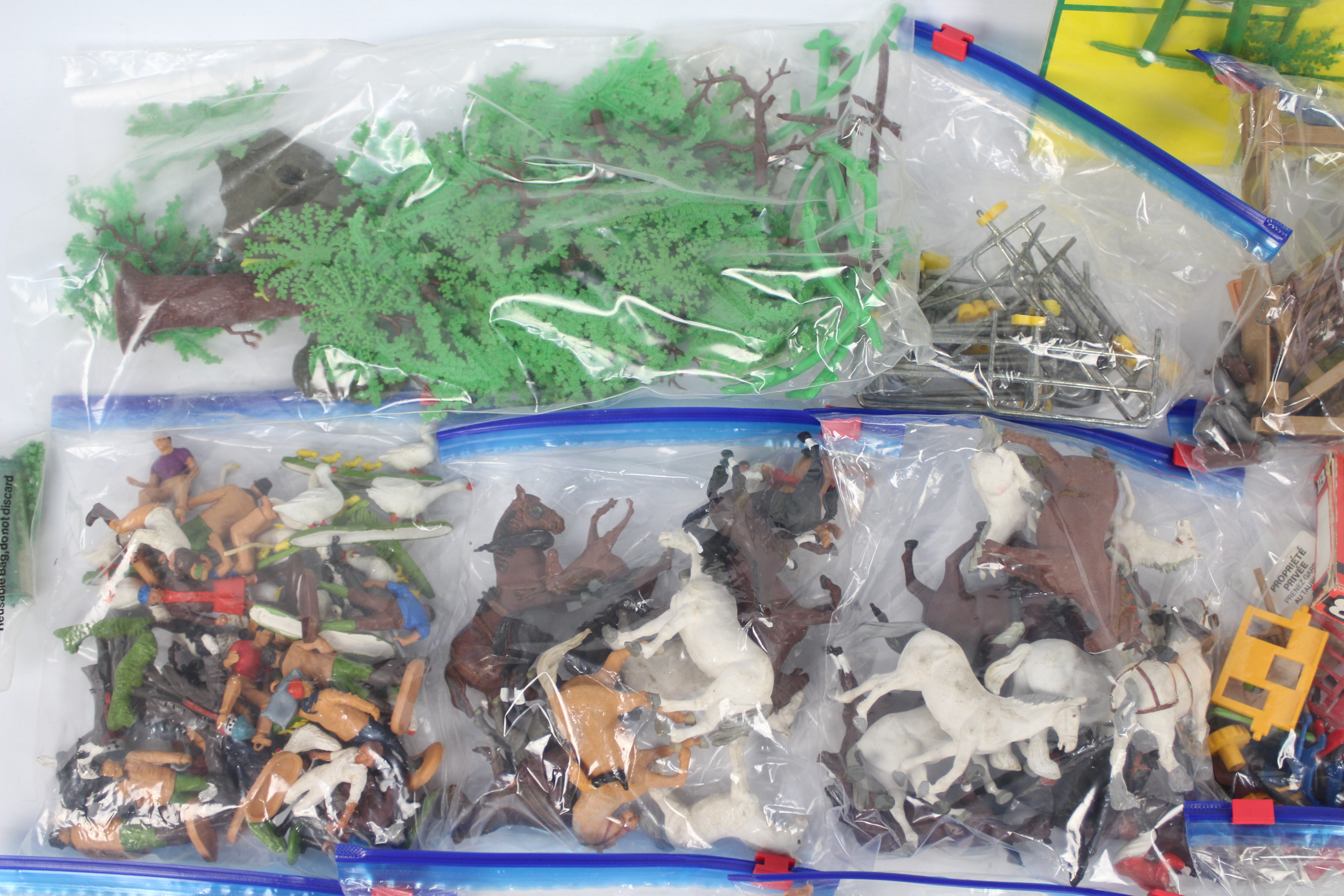 Britains - A large loose collection of Britains plastic farm animals, workers, and accessories. - Image 4 of 5