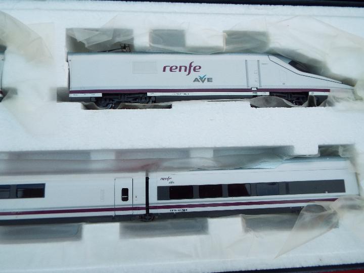 Electrotren - an HO scale model train set, Renfe Ave livery, five coaches including power car, - Image 2 of 3
