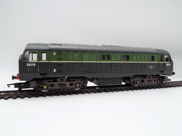 Hornby - an OO gauge model diesel electric locomotive, class 29, running no D6119, BR green livery,