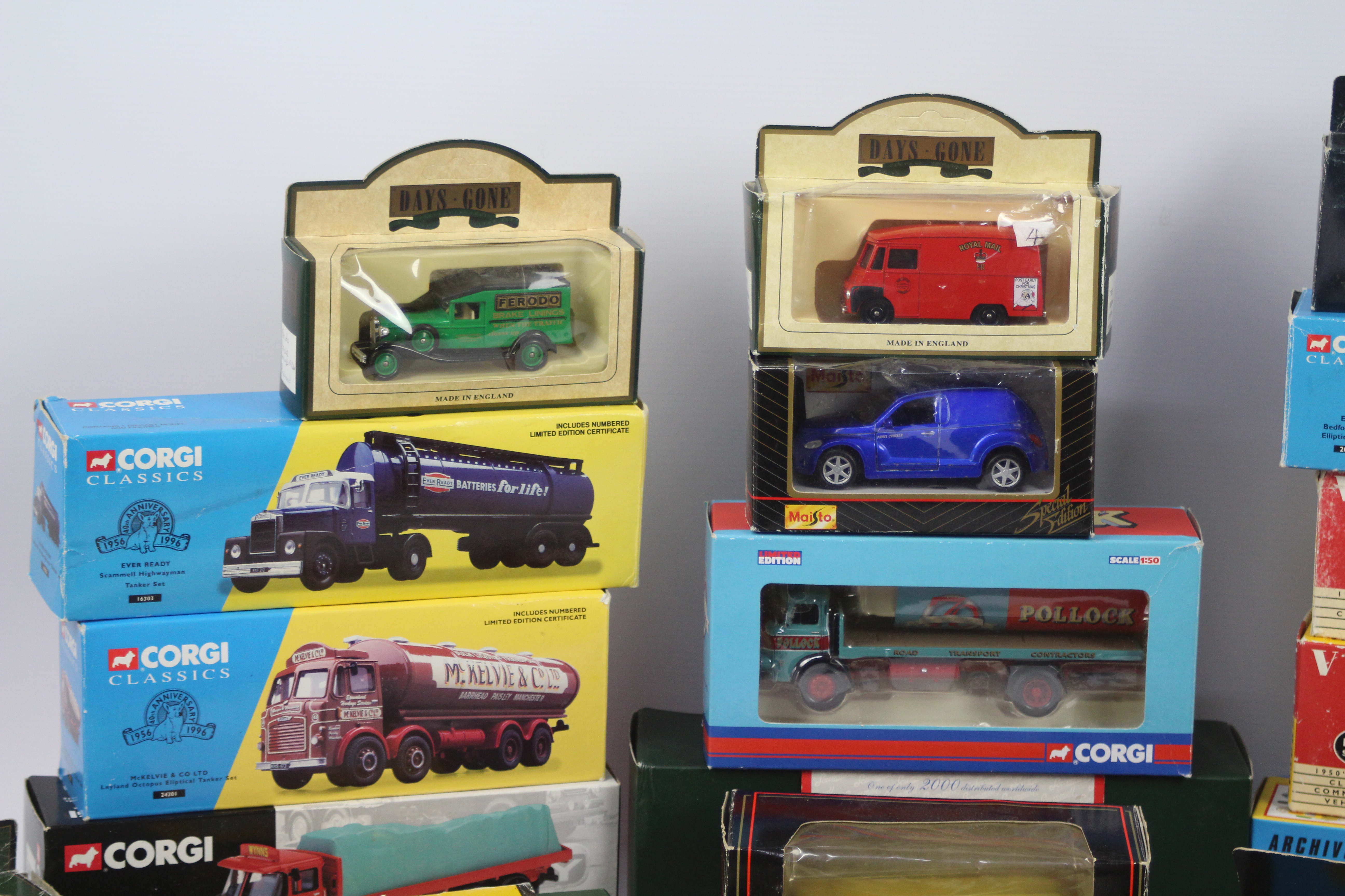 Corgi, Vanguards, Maisto - A boxed group of diecast vehicles in various scales. - Image 4 of 4