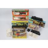 Athearn, Life Like Trains - A mixed lot to include HO locomotives, kits and rolling stock.