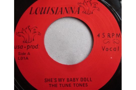 MUSIC - SINGLE 45 THE TUNE TONES SHE'S MY BABY DOLL / THE PLABOYS SHIRLEY