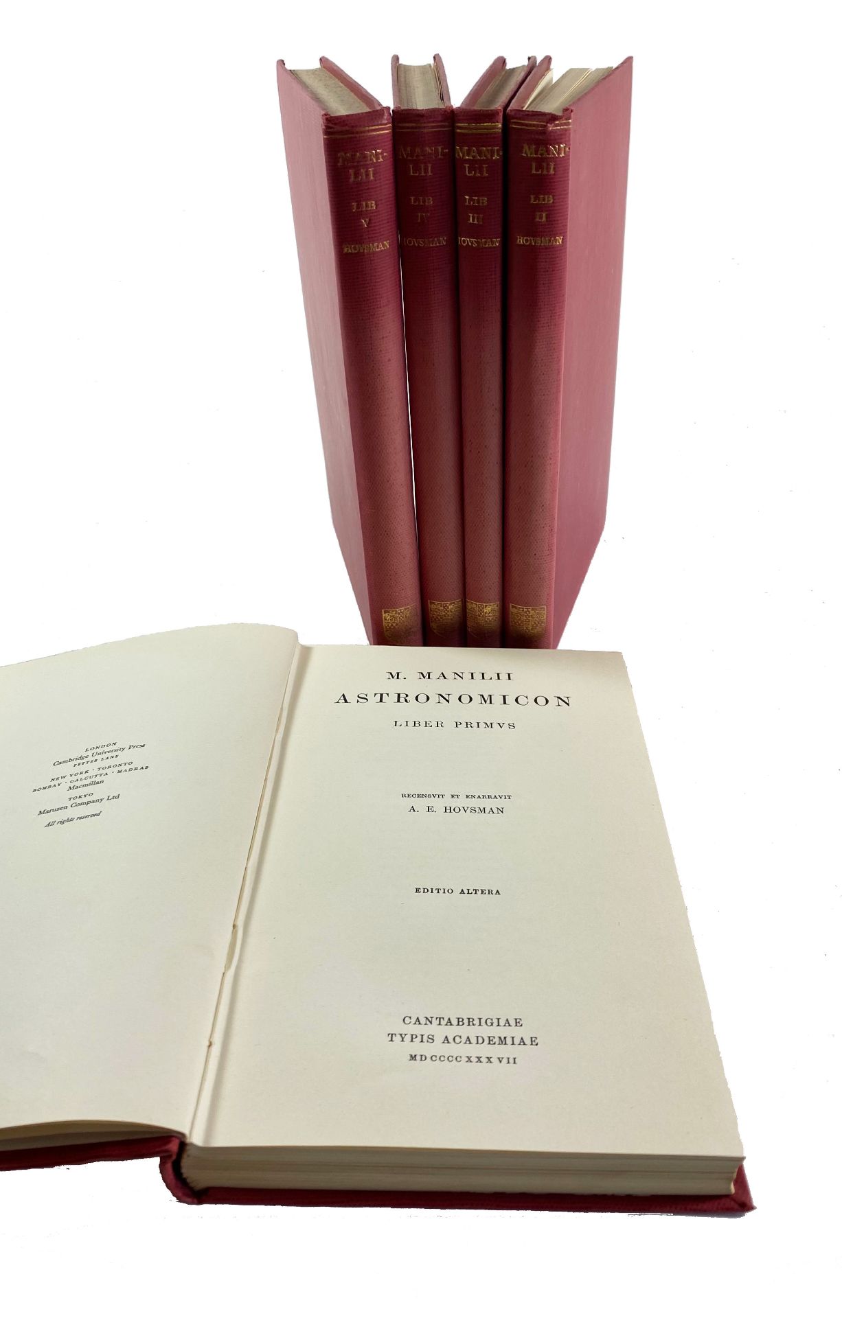 MANILIUS. Astronomicon. Rec. et enarravit A.E. Housman. Ed. 2a. Cambr., 1937. 5