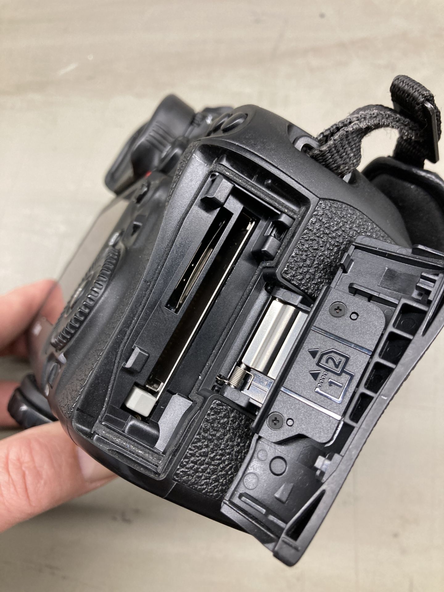 Canon EOS 5D Mark IV (WG) DSLR camera body with charger, spare batteries and leads - Image 21 of 22