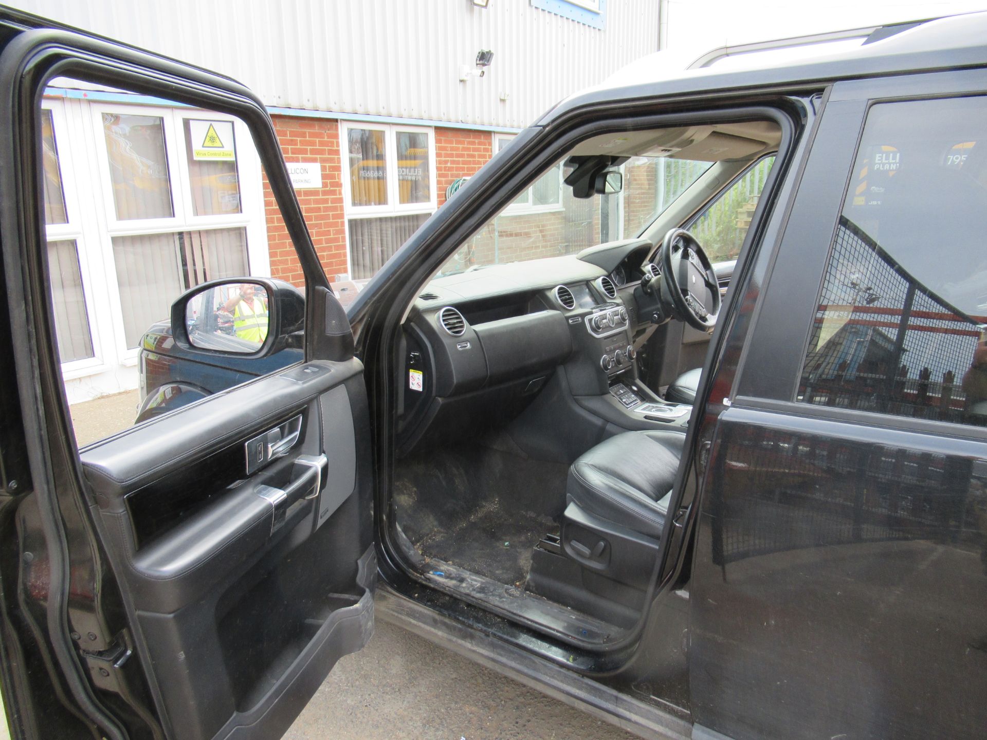 Land Rover Discovery Landmark SDV6 A diesel estate (2016) reg no FA16 ERS - Image 8 of 11