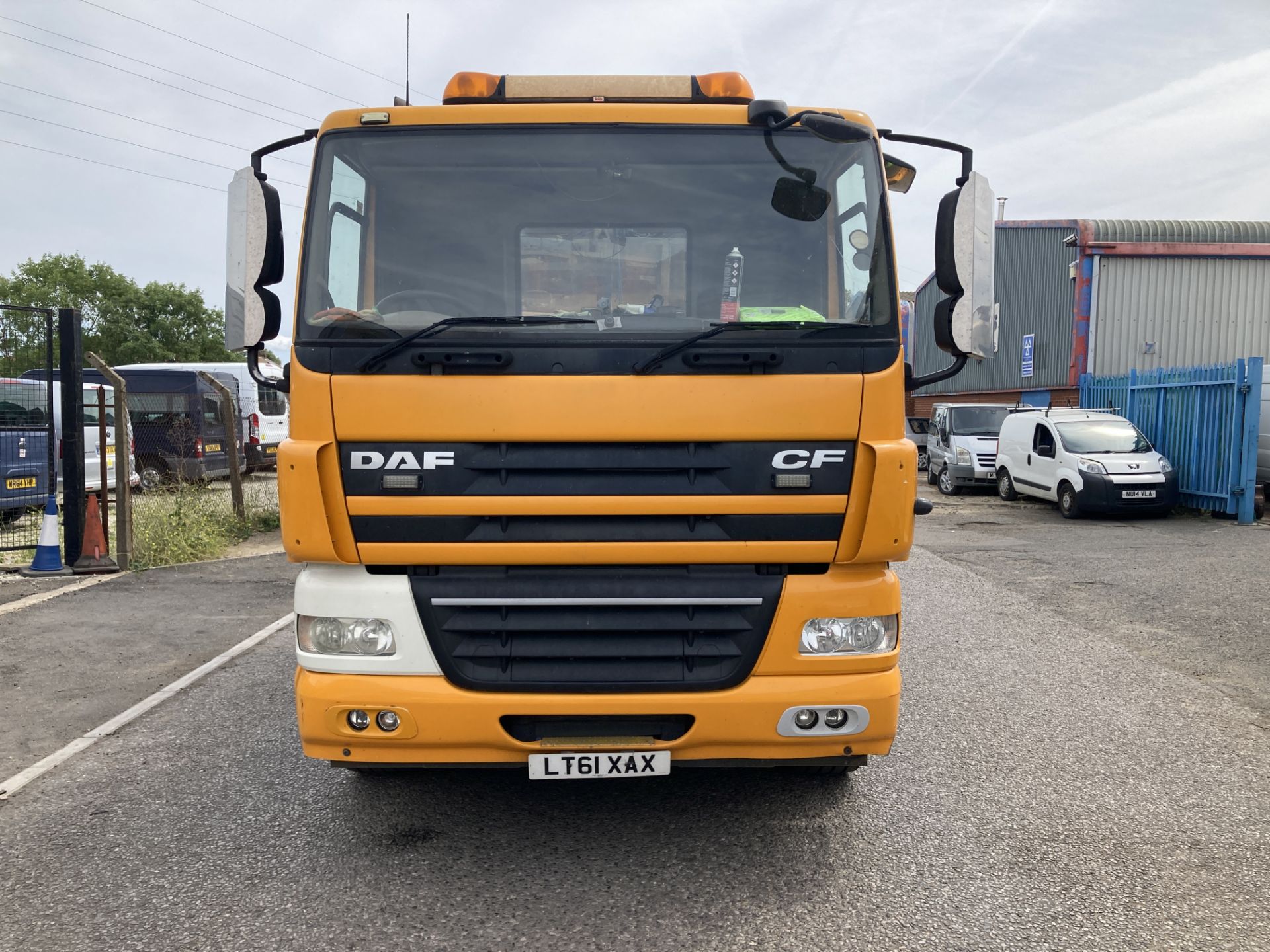 DAF CF 85.410 four axle flatbed truck with beavertail ramps (2012) - Image 8 of 24