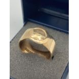 9 carat GOLD BUCKLE SIGNET RING having Buckle design detail to top. 6.2 grams. Size T.