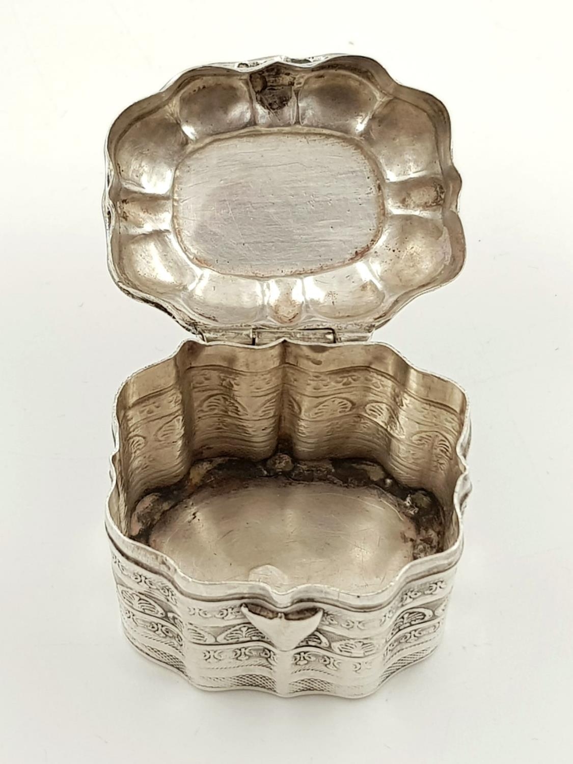 Antique (1870s) Silver Hallmarked Dutch Pill/Snuff Box. Beautifully engraved. 38mm tall. 20.5g. - Image 3 of 6