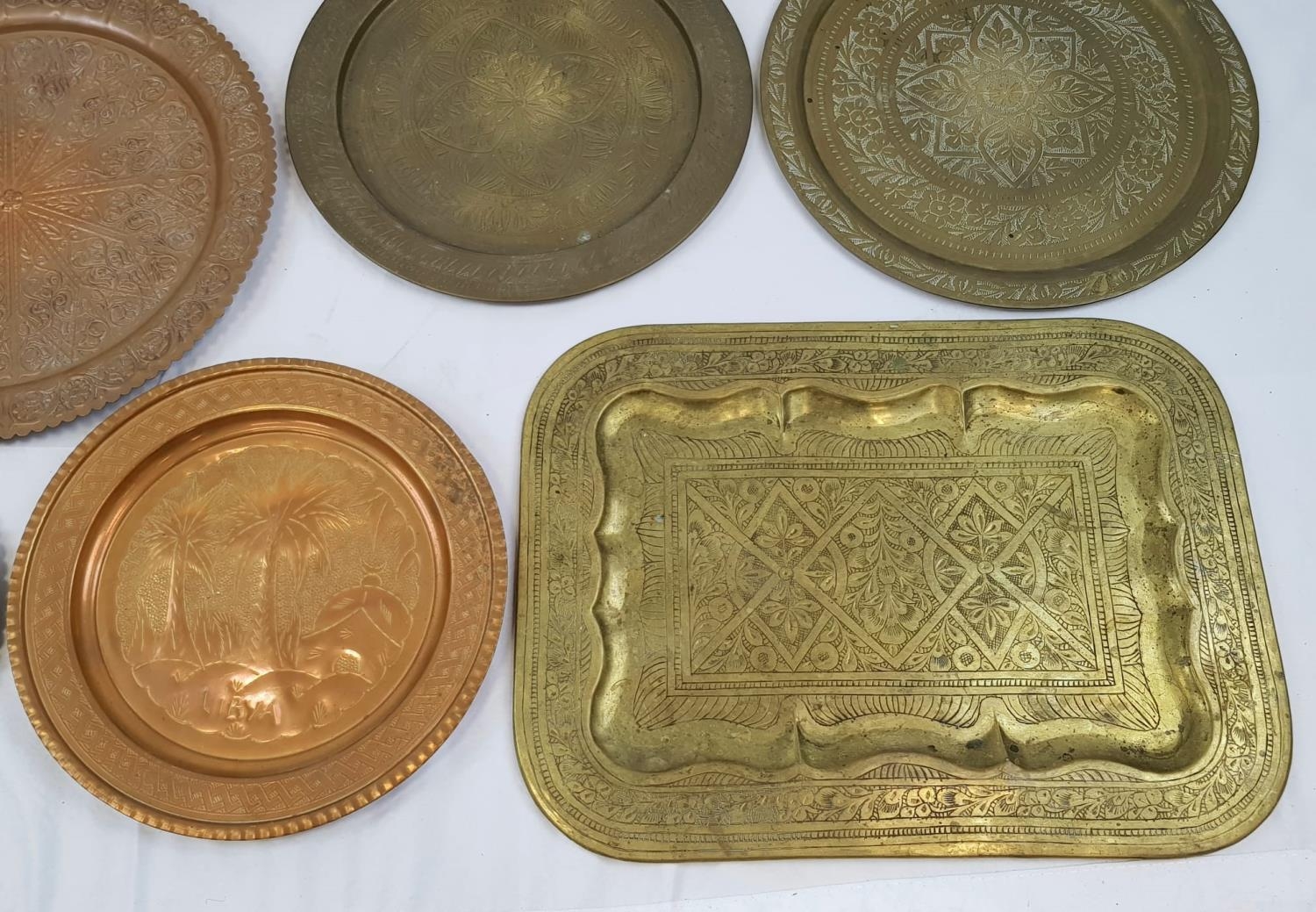 A SELECTION OF 10 INDIAN/PERSIAN VINTAGE BRASS AND COPPER SERVING TRAYS. ASSORTED SIZES. - Bild 2 aus 6