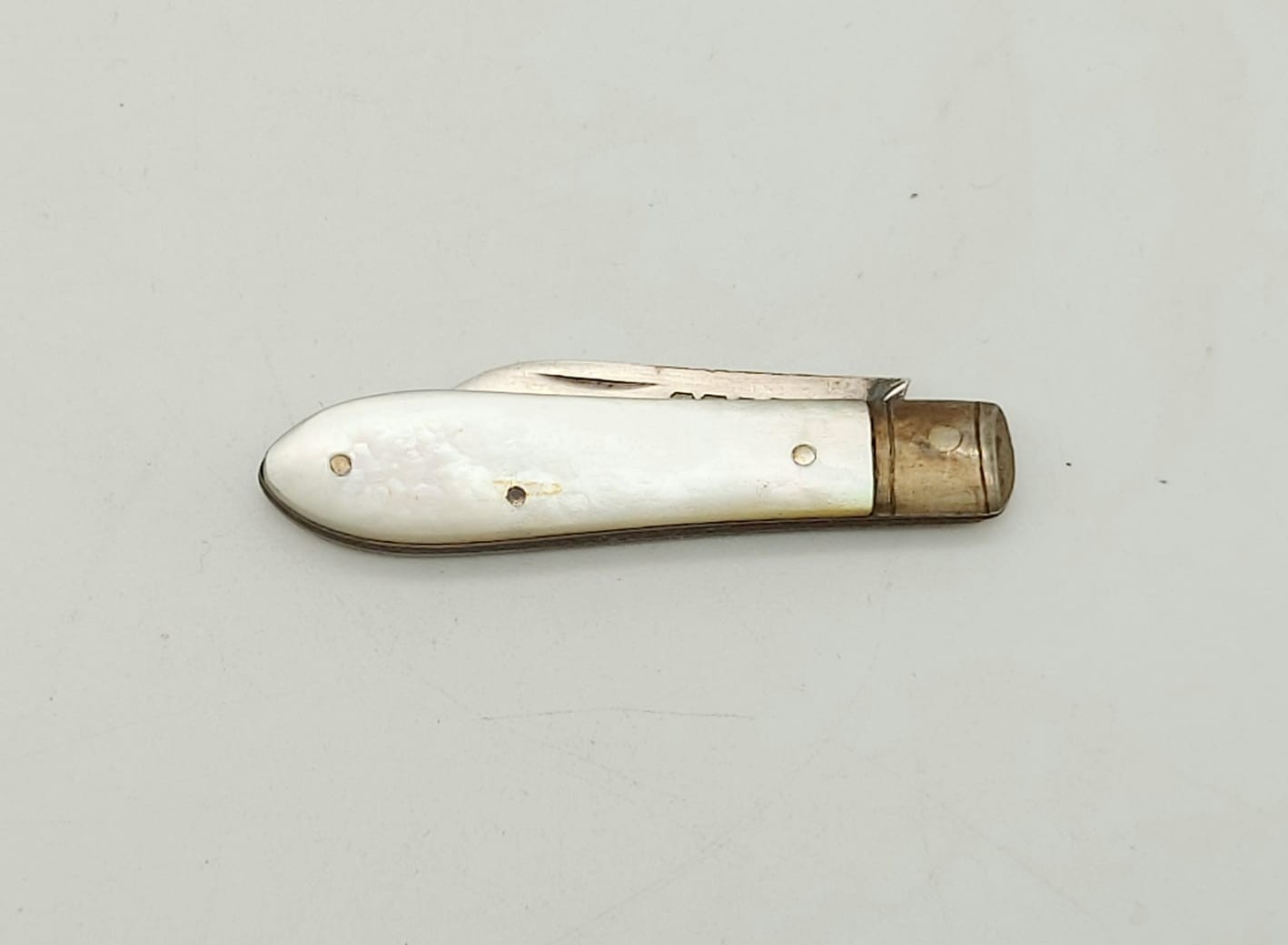 A 1928 Silver Fruit Knife - Hallmarks for William Needham - Sheffield. Mother of Pearl Handle. 8cm - Image 2 of 5