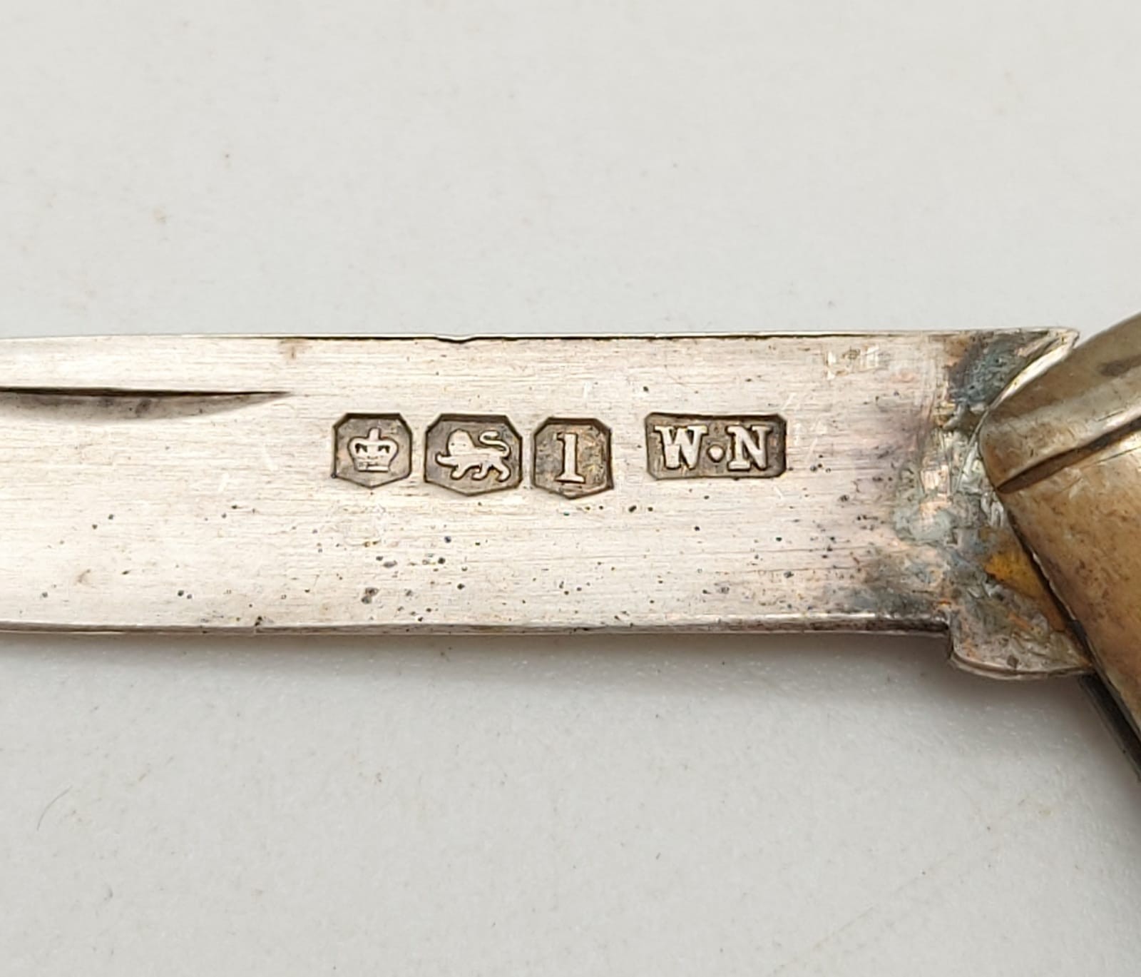 A 1928 Silver Fruit Knife - Hallmarks for William Needham - Sheffield. Mother of Pearl Handle. 8cm - Image 3 of 5