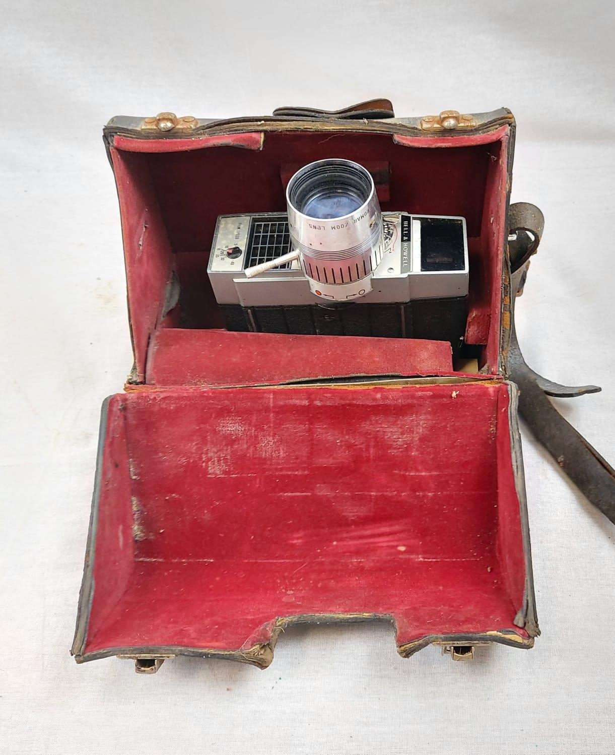 A Vintage Bell and Howell Electric Eye 8MM Perpetual Movie Camera. In working order - comes with - Image 4 of 13