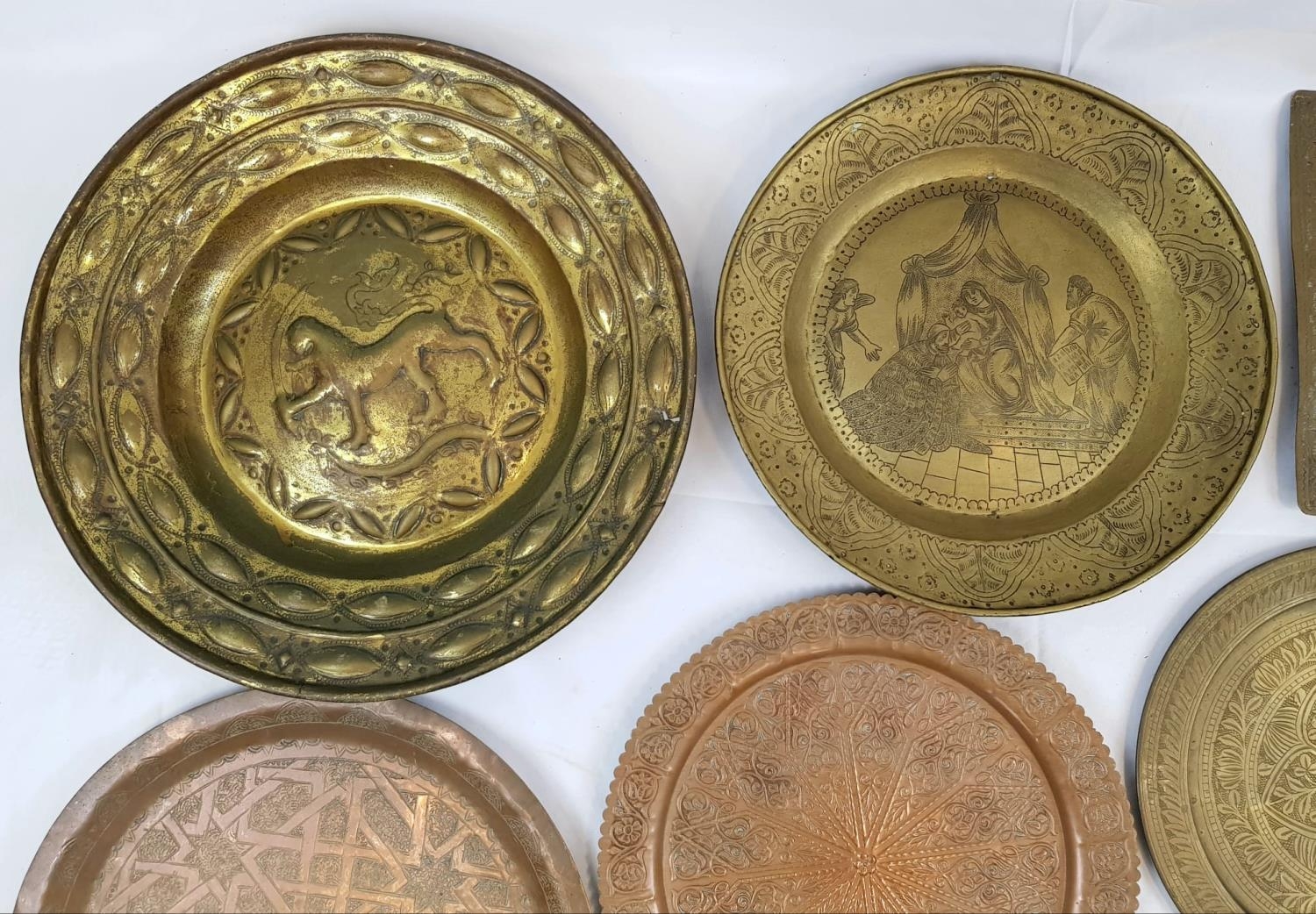 A SELECTION OF 10 INDIAN/PERSIAN VINTAGE BRASS AND COPPER SERVING TRAYS. ASSORTED SIZES. - Bild 5 aus 6