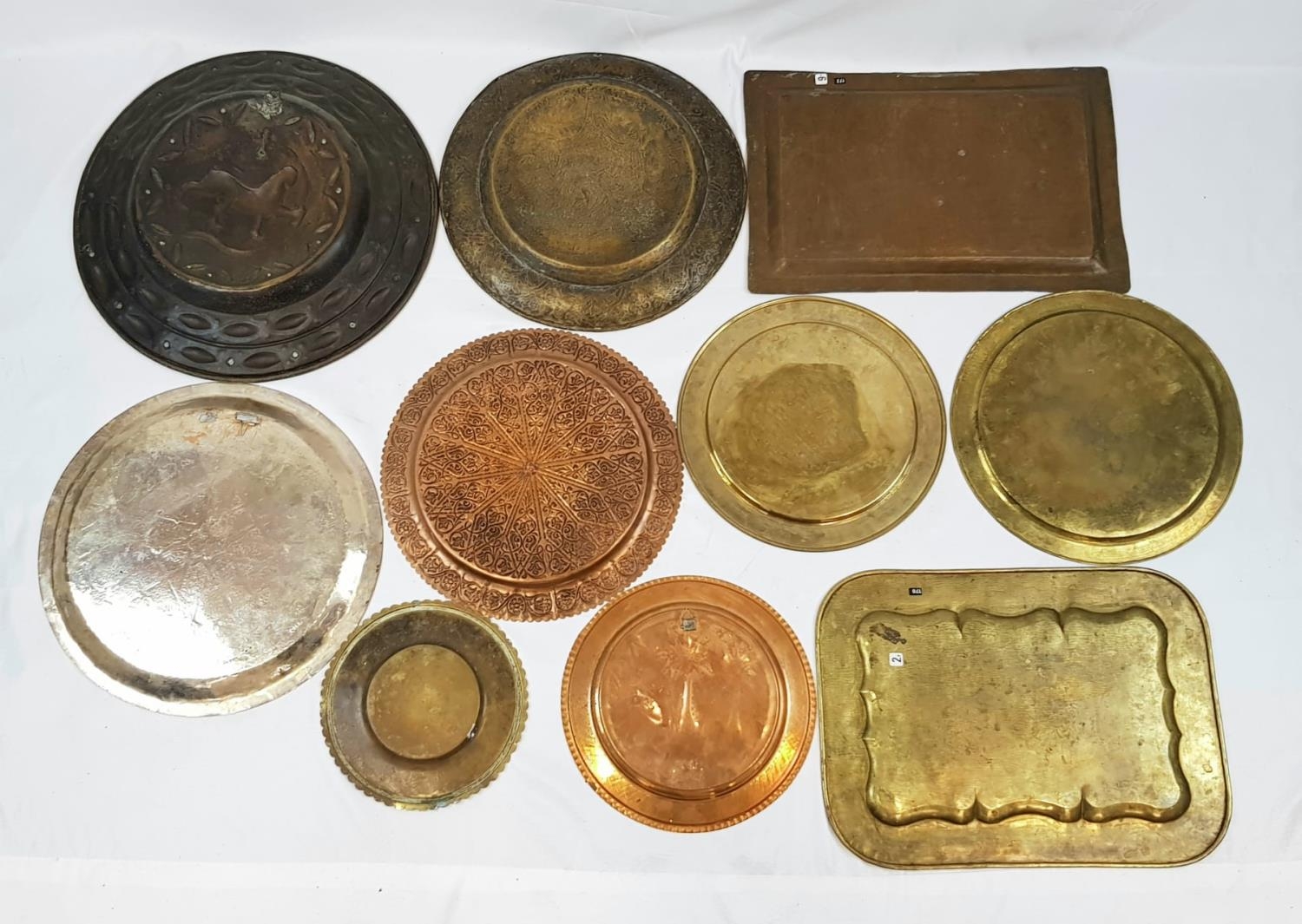 A SELECTION OF 10 INDIAN/PERSIAN VINTAGE BRASS AND COPPER SERVING TRAYS. ASSORTED SIZES. - Bild 6 aus 6