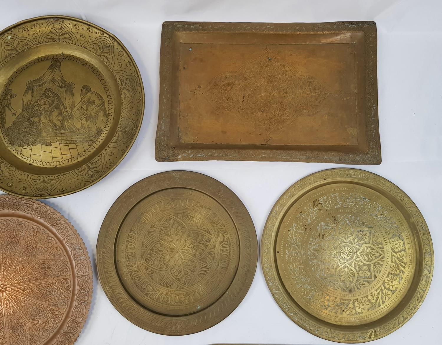 A SELECTION OF 10 INDIAN/PERSIAN VINTAGE BRASS AND COPPER SERVING TRAYS. ASSORTED SIZES. - Bild 3 aus 6