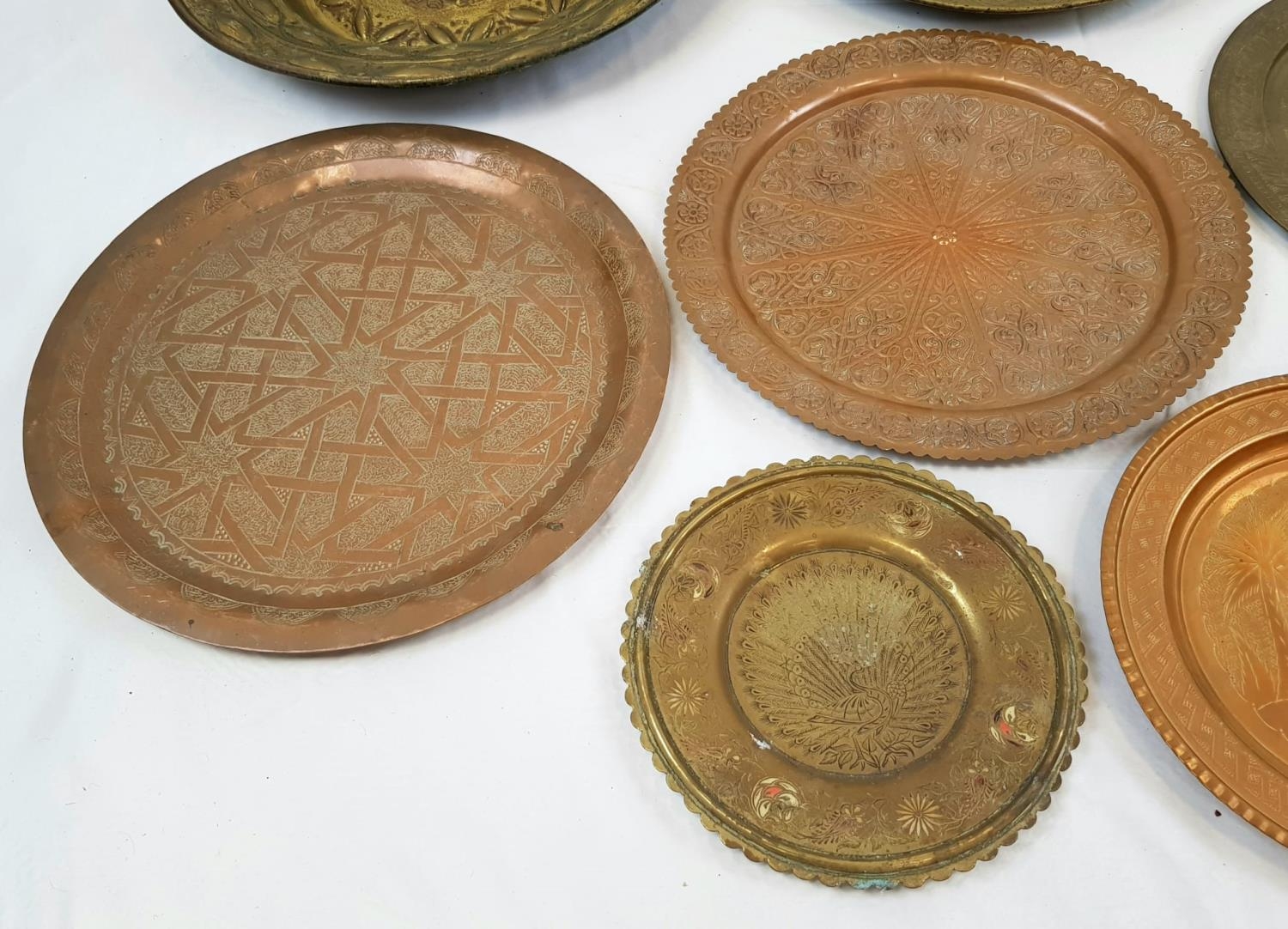 A SELECTION OF 10 INDIAN/PERSIAN VINTAGE BRASS AND COPPER SERVING TRAYS. ASSORTED SIZES. - Bild 4 aus 6