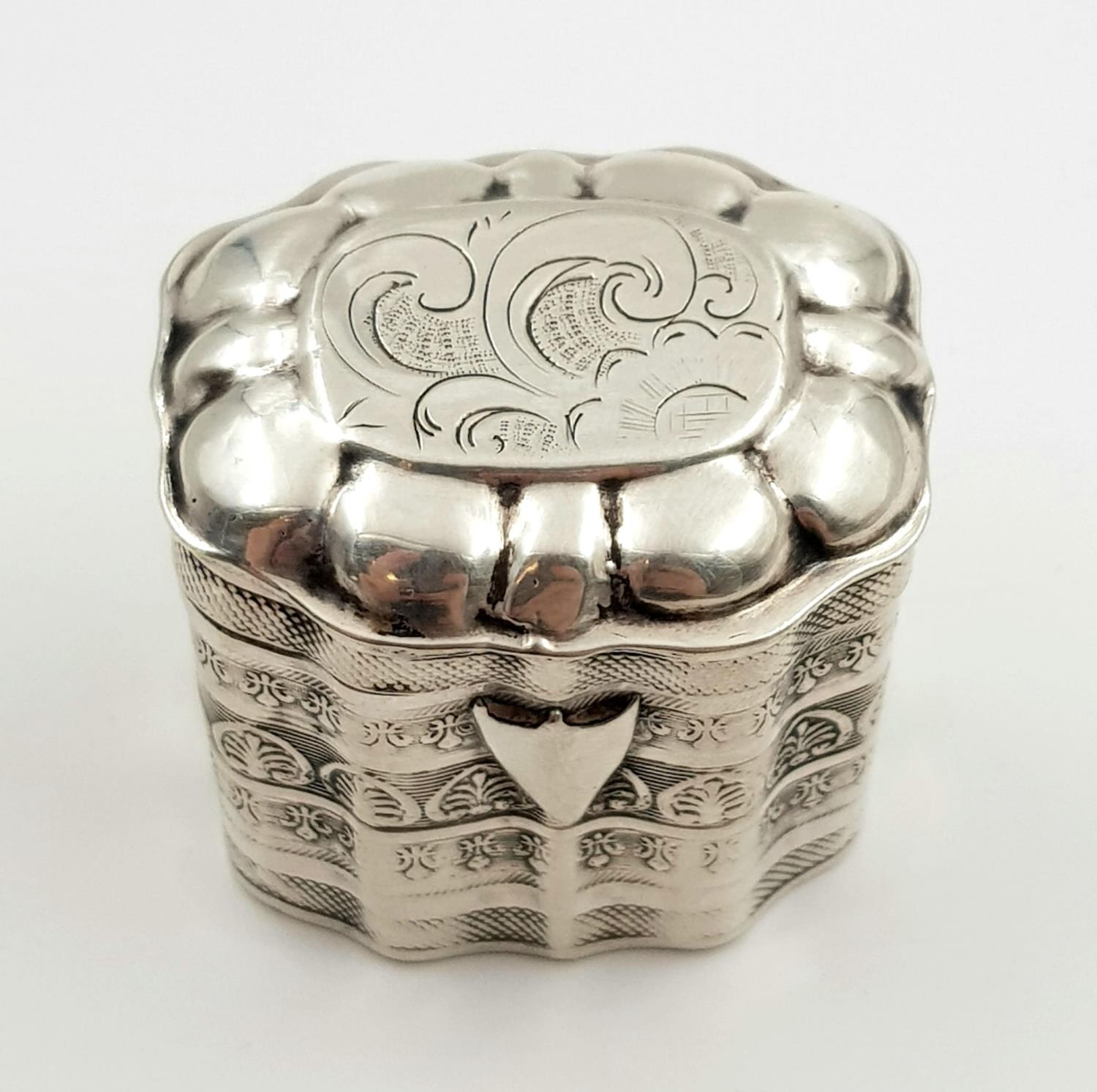 Antique (1870s) Silver Hallmarked Dutch Pill/Snuff Box. Beautifully engraved. 38mm tall. 20.5g. - Image 4 of 6