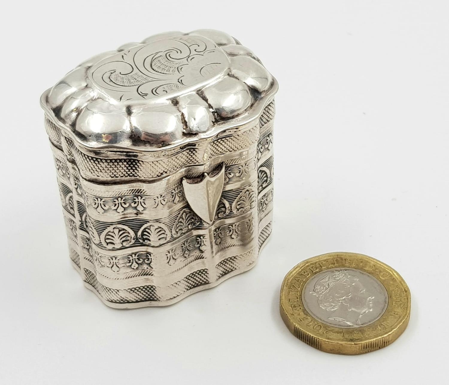 Antique (1870s) Silver Hallmarked Dutch Pill/Snuff Box. Beautifully engraved. 38mm tall. 20.5g. - Image 6 of 6