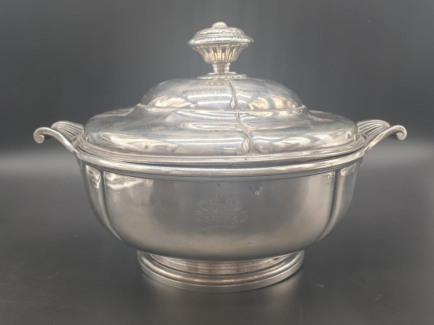 A SOLID SILVER (950 SILVER) FRENCH ENTREE TURINE MADE BY JULES RAYD IN THE 19th CENTURY. 1133gms - Image 5 of 14