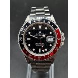 A ROLEX GMT-MASTER II WITH DATE BOX AND RED AND BLACK BEZEL ON A STEEL STRAP. 40mm