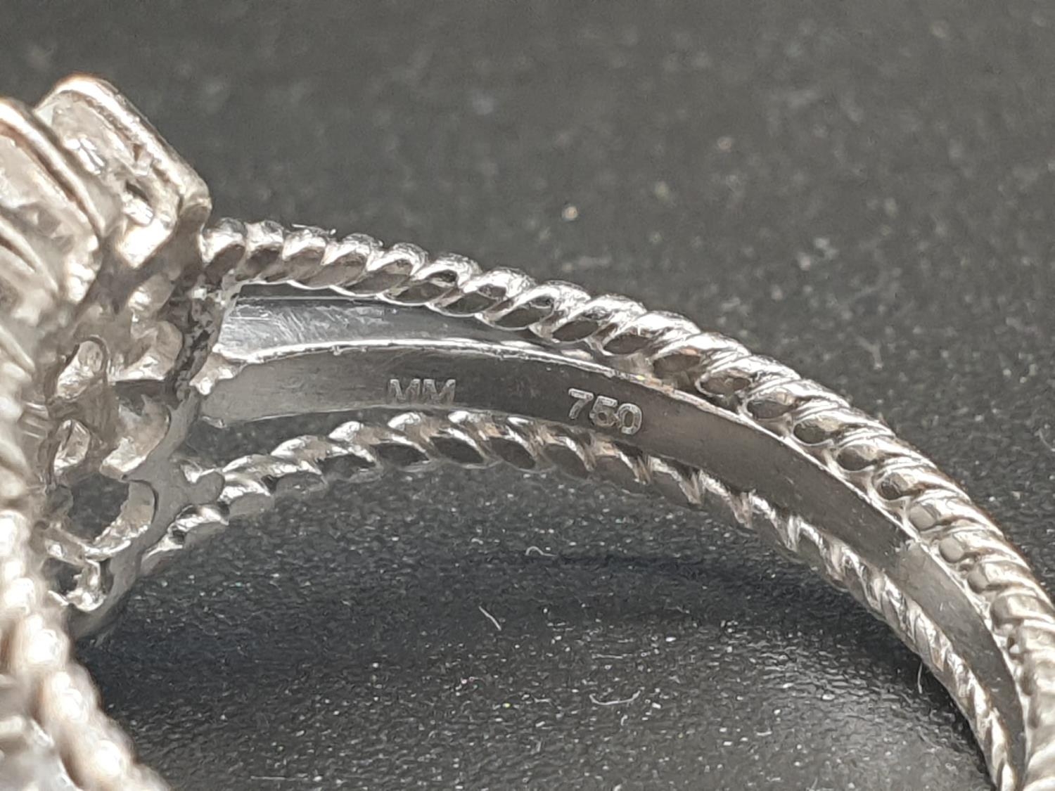 An 18 K (hallmarked) white gold ring with baguettes and brilliant cut diamonds. Ring size: O, - Image 5 of 6