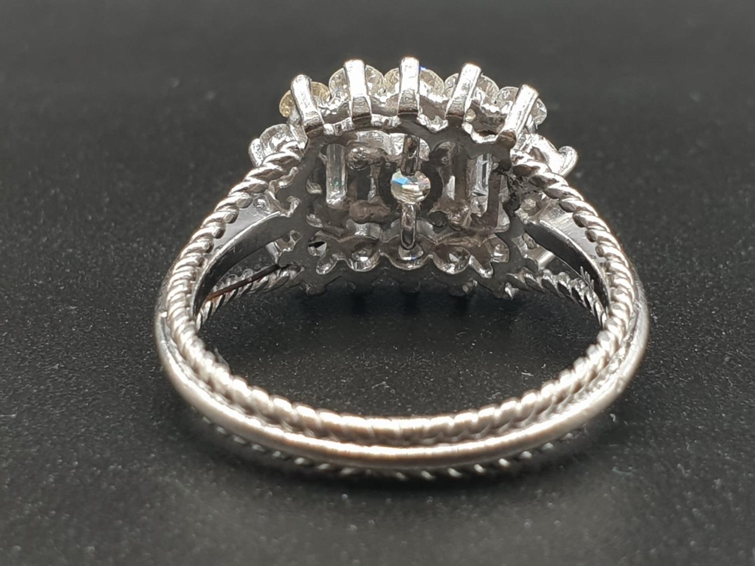 An 18 K (hallmarked) white gold ring with baguettes and brilliant cut diamonds. Ring size: O, - Image 4 of 6
