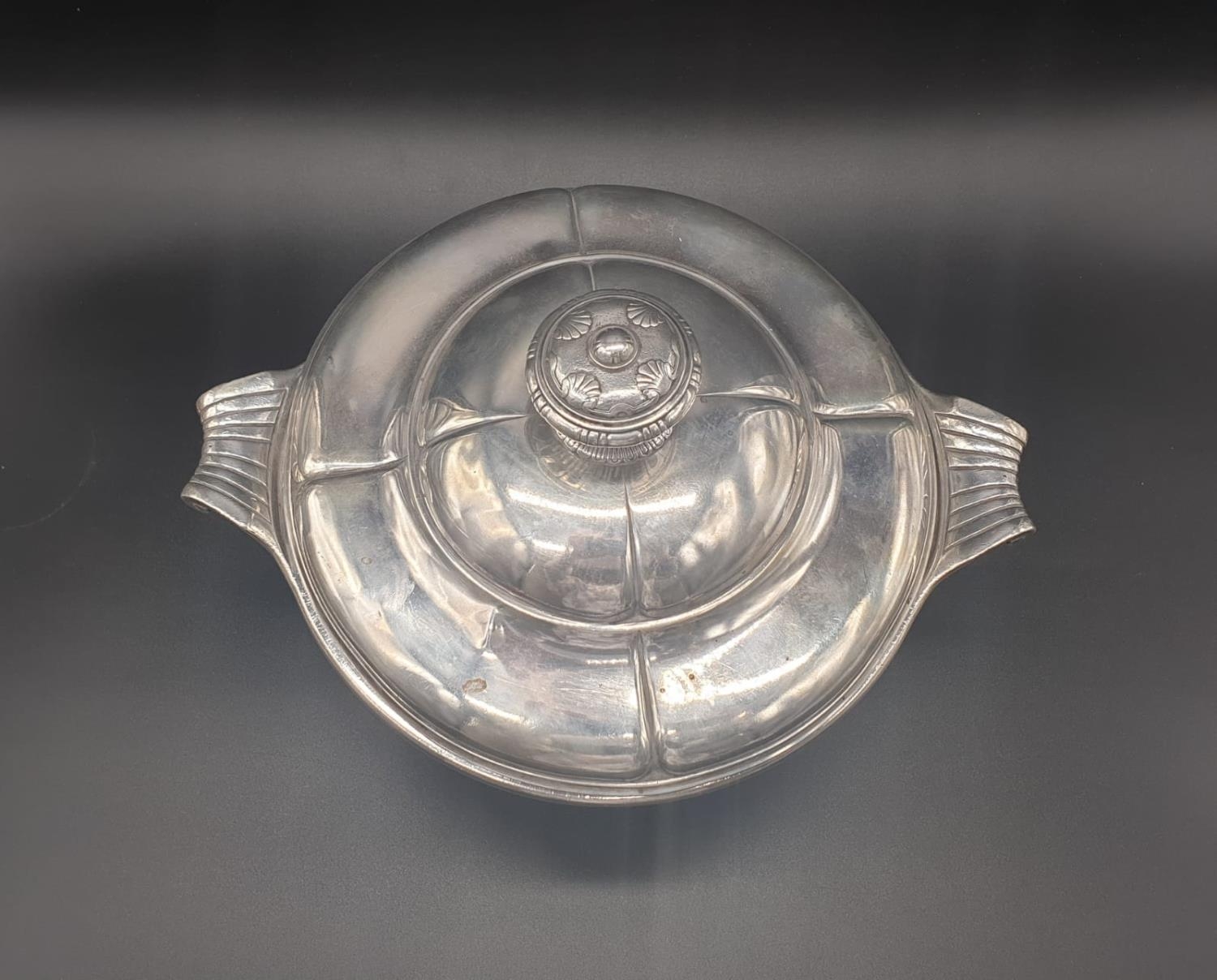 A SOLID SILVER (950 SILVER) FRENCH ENTREE TURINE MADE BY JULES RAYD IN THE 19th CENTURY. 1133gms - Image 6 of 14